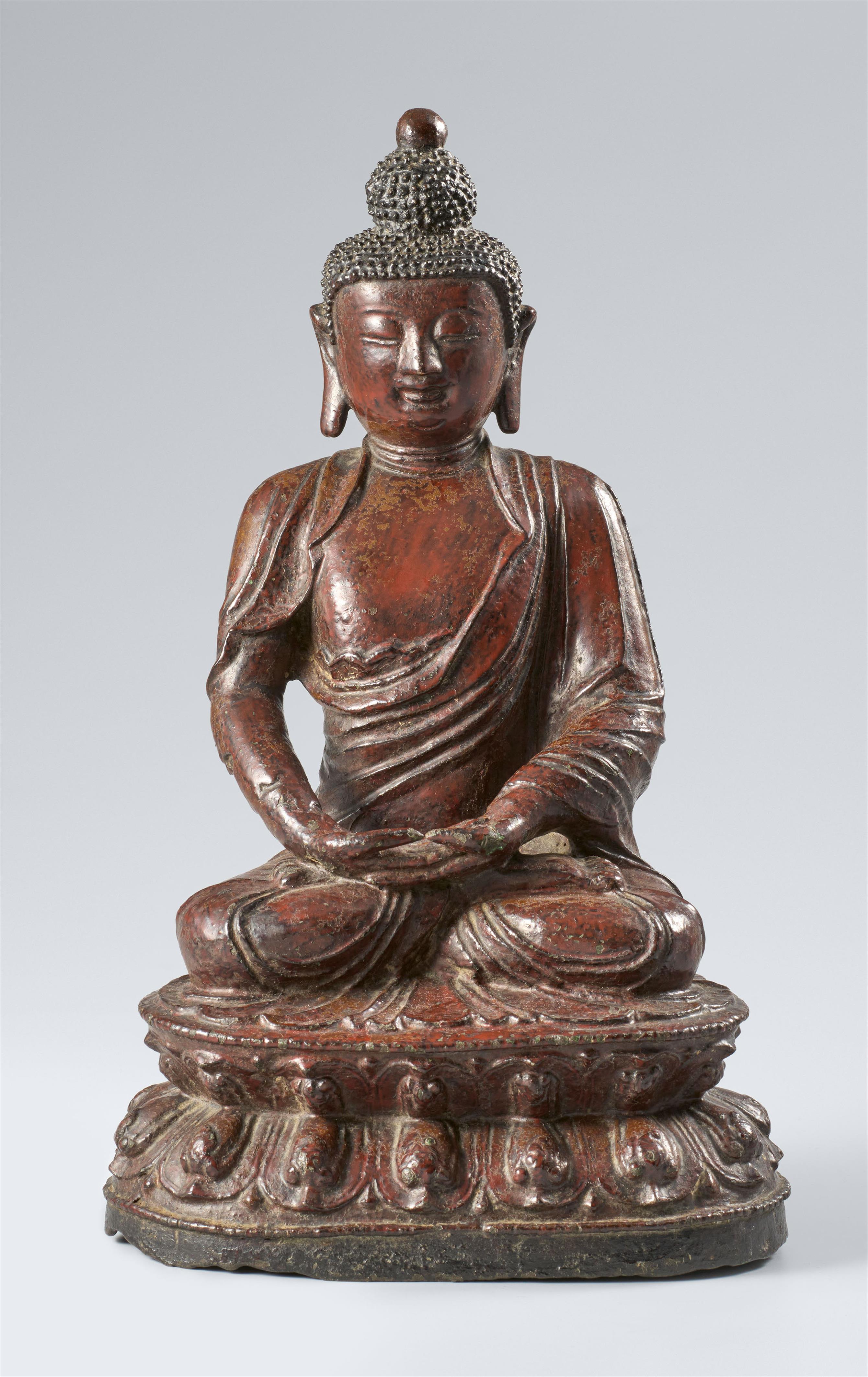A lacquered bronze figure of Buddha Shakyamuni. 17th/18th century - image-1