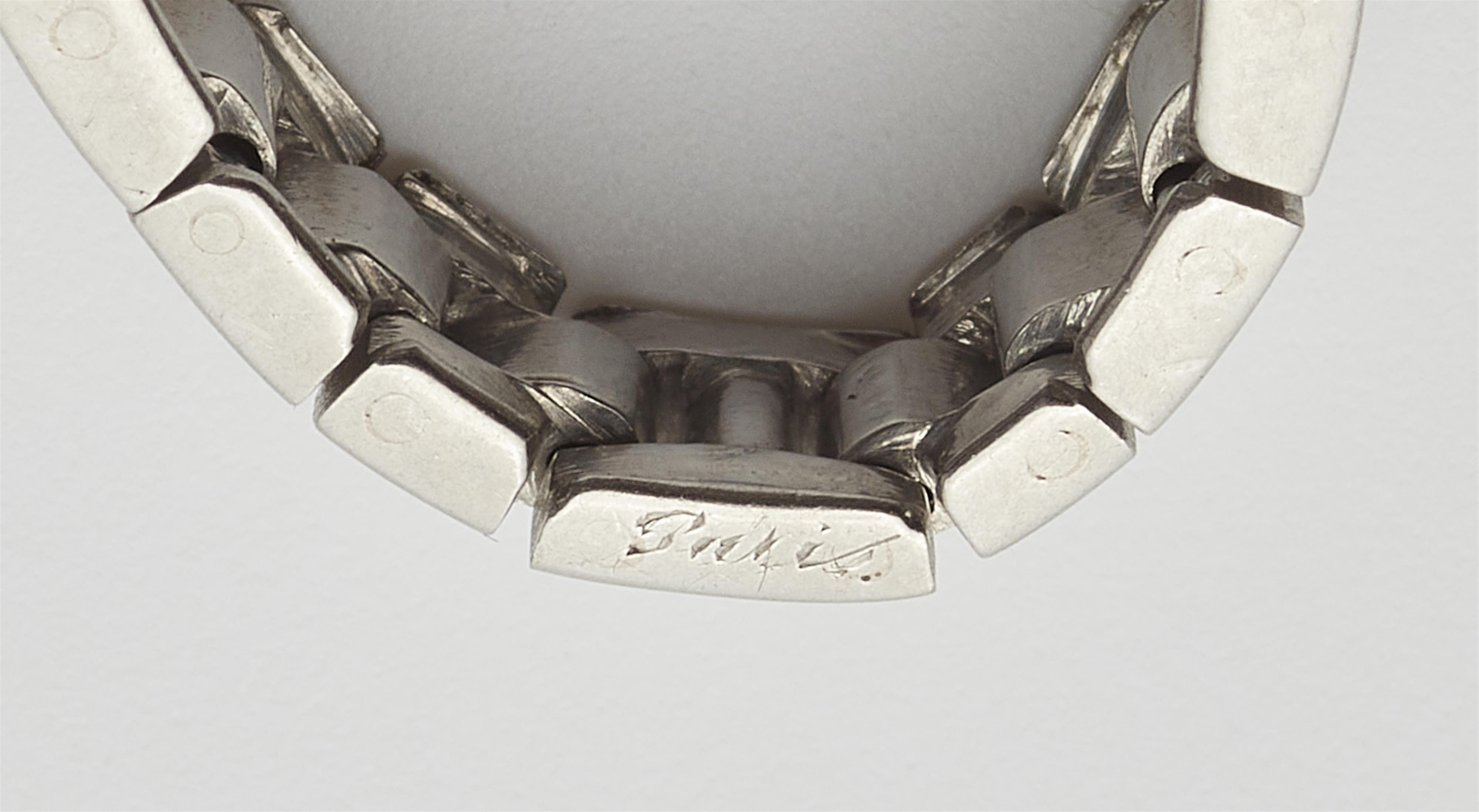 A French Art Deco platinum diamond chain ring with a rare colour change Ceylon sapphire. - image-7