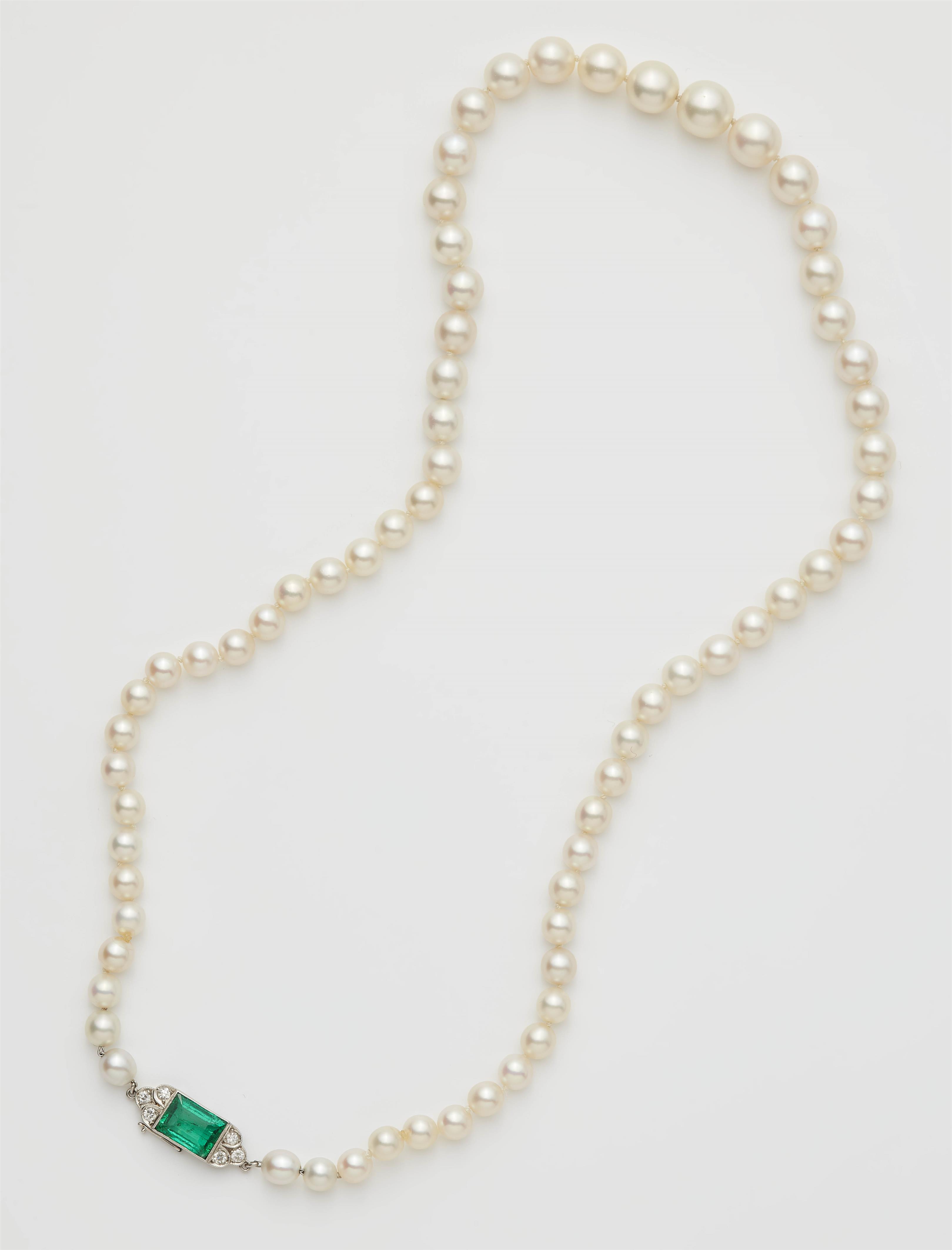 Art Déco-Perlenkette mit Smaragdschließe - image-1