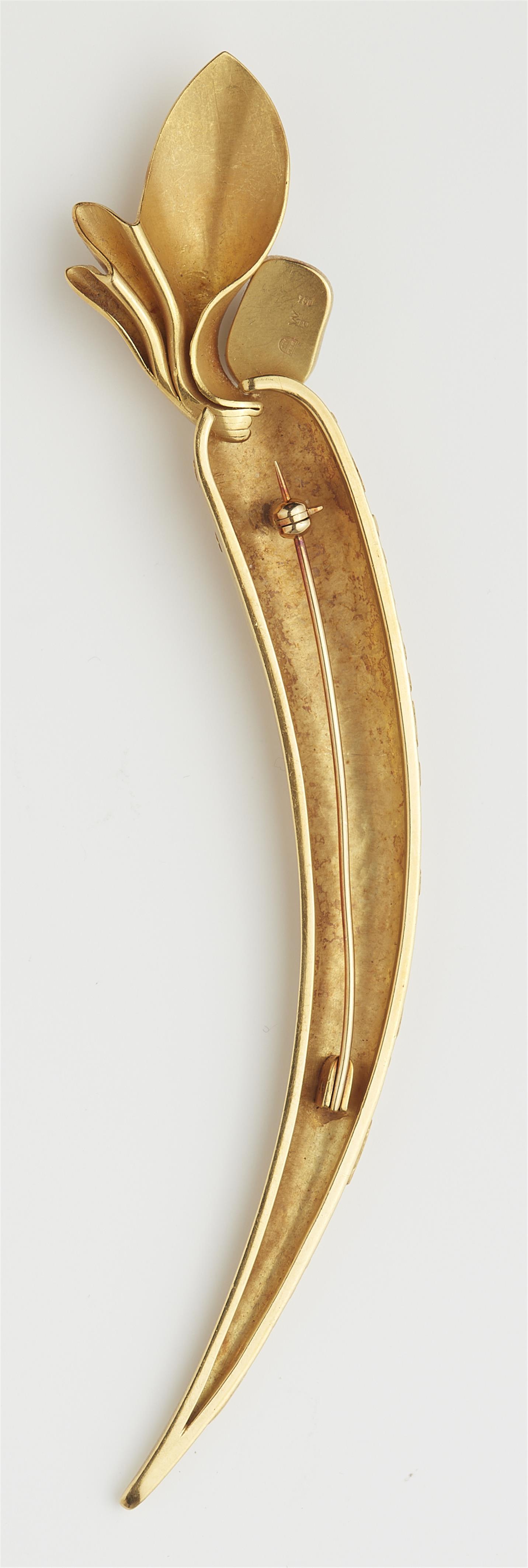 An 18k gold opal pin brooch - image-2