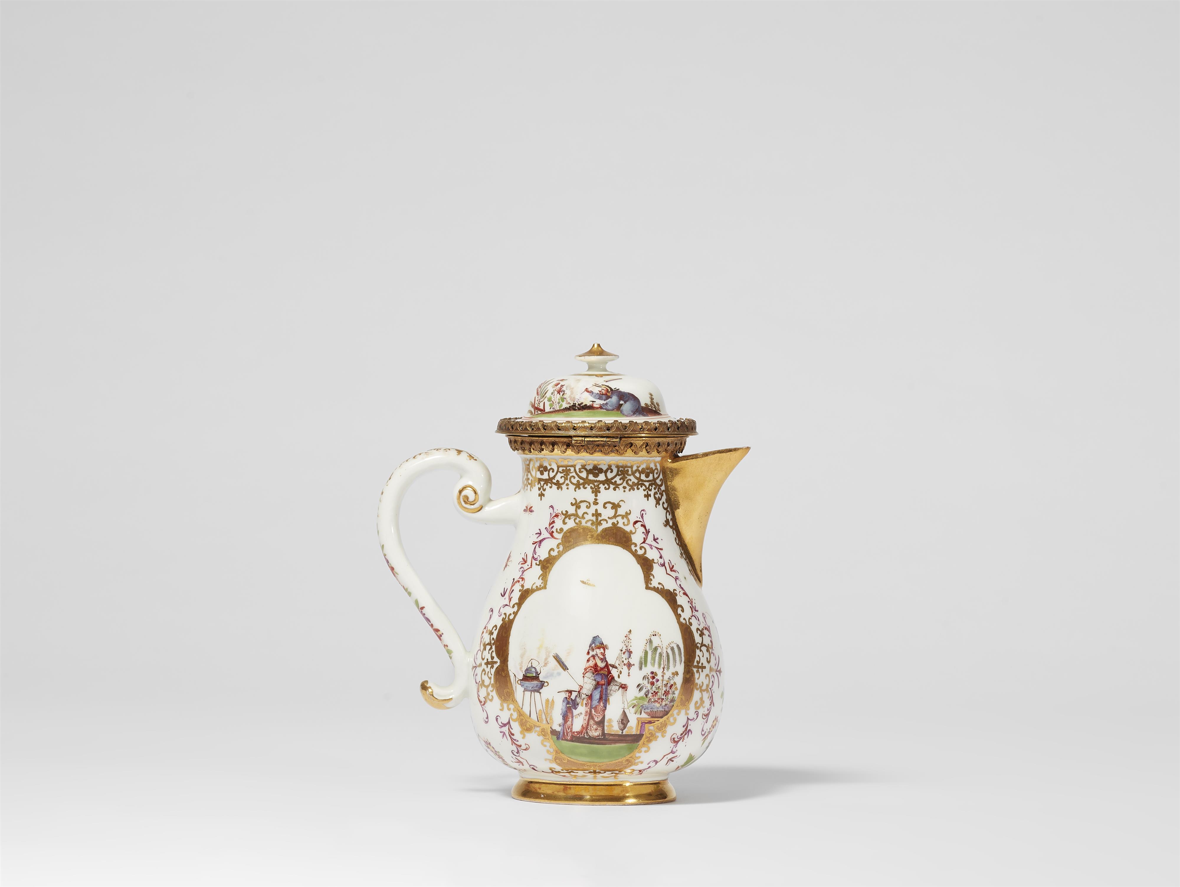 A Meissen porcelain coffee pot with Hoeroldt Chinoiseries - image-3