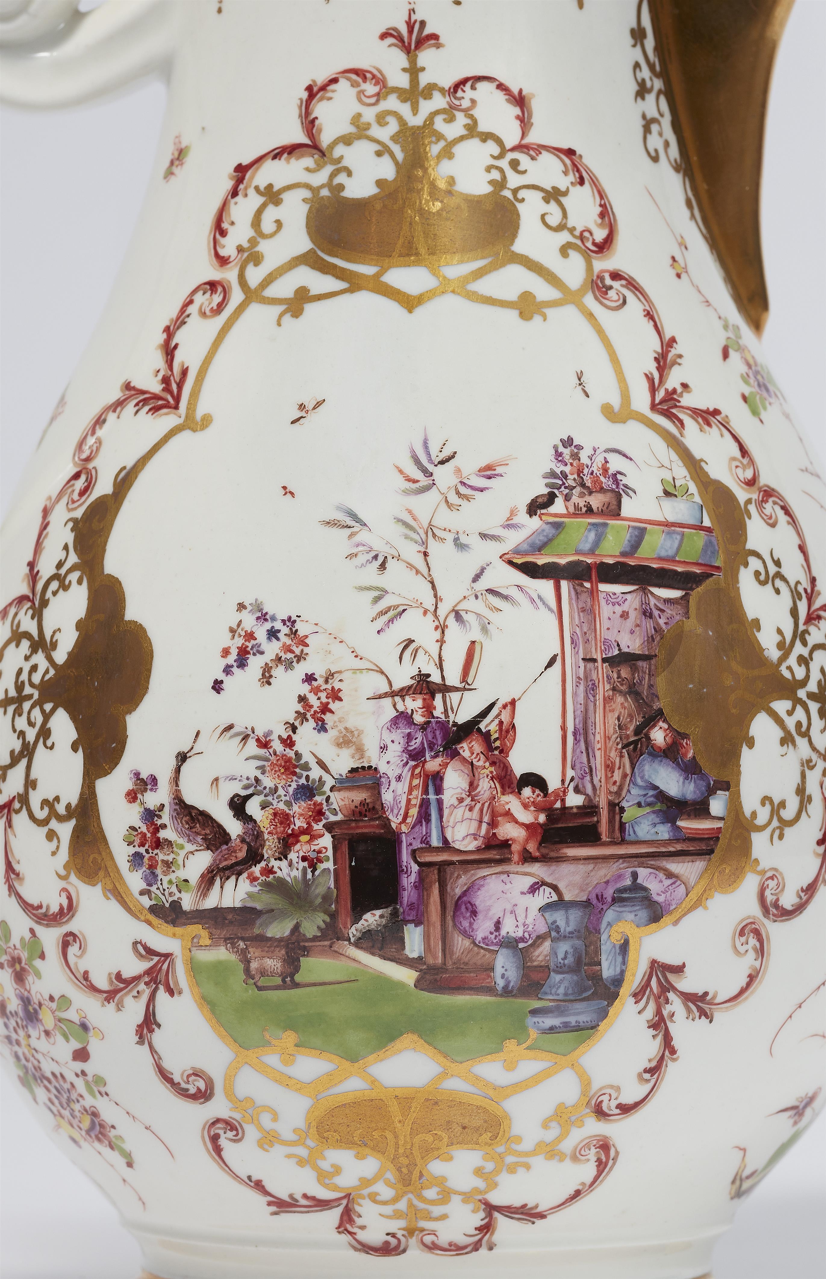 A large Meissen porcelain coffee pot with finely painted Hoeroldt Chinoiseries - image-6