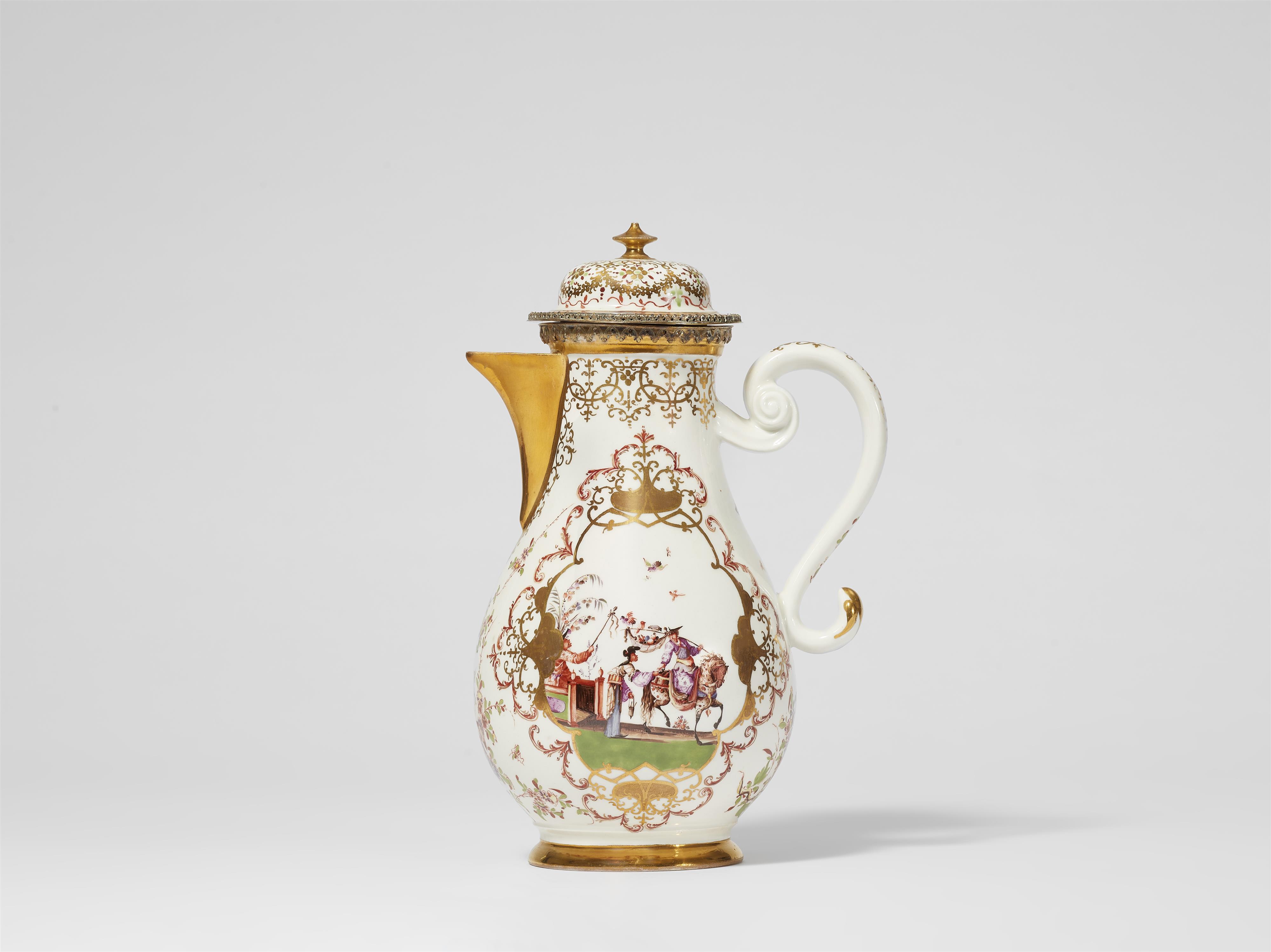 A large Meissen porcelain coffee pot with finely painted Hoeroldt Chinoiseries - image-1
