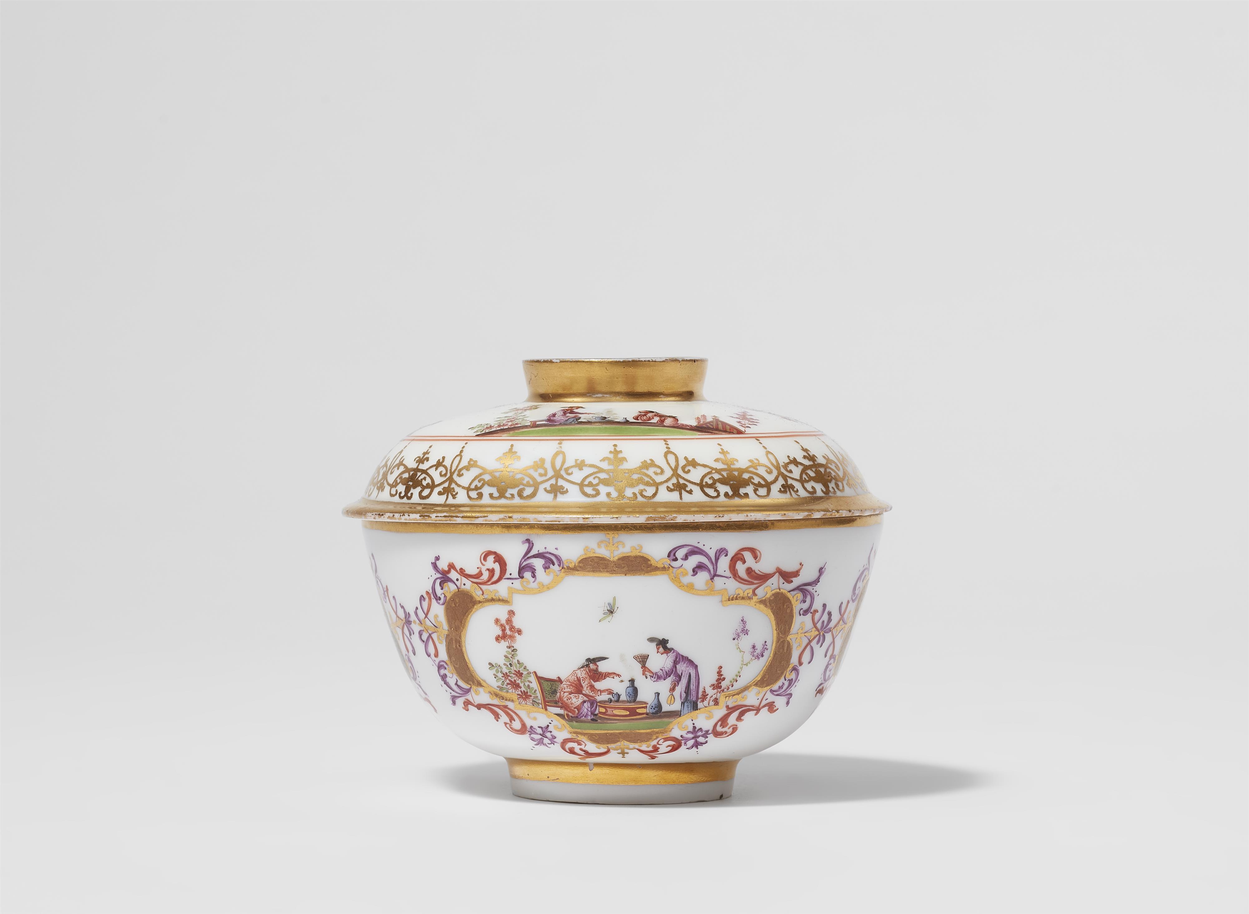 A Meissen porcelain dish and cover with Chinoiserie decor - image-1