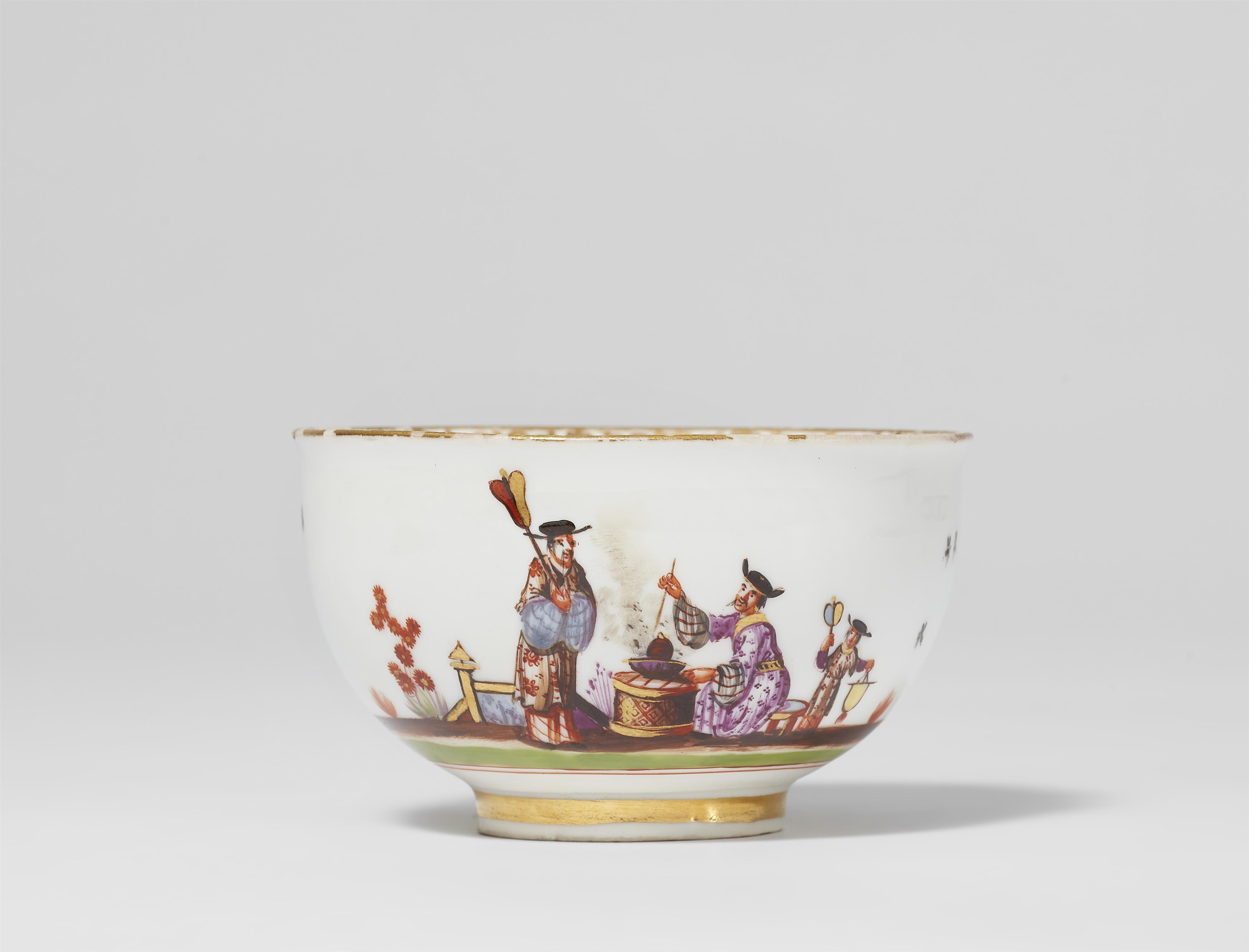 A Meissen porcelain tea bowl and saucer with Chinoiserie decor - image-3