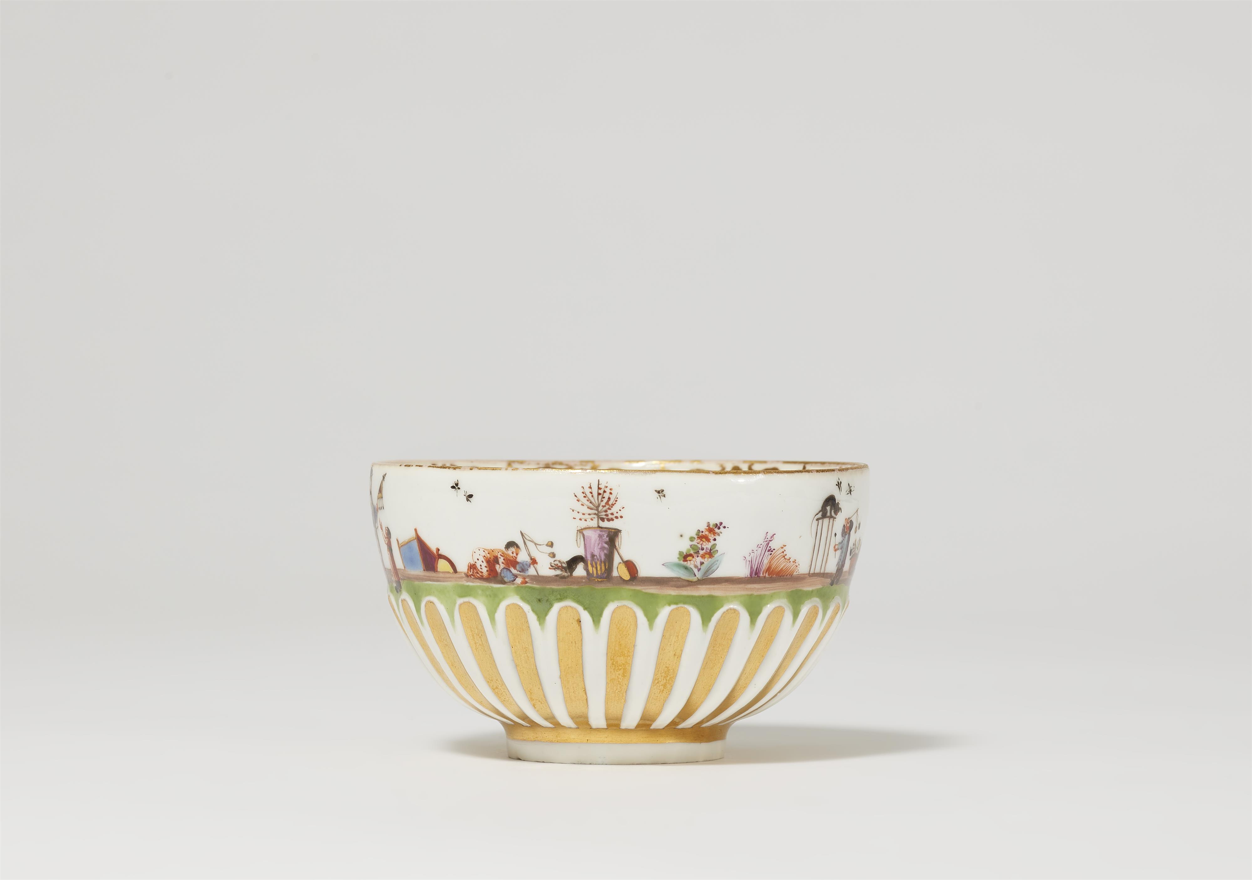 A Meissen porcelain tea bowl and saucer with Hoeroldt Chinoiseries - image-4