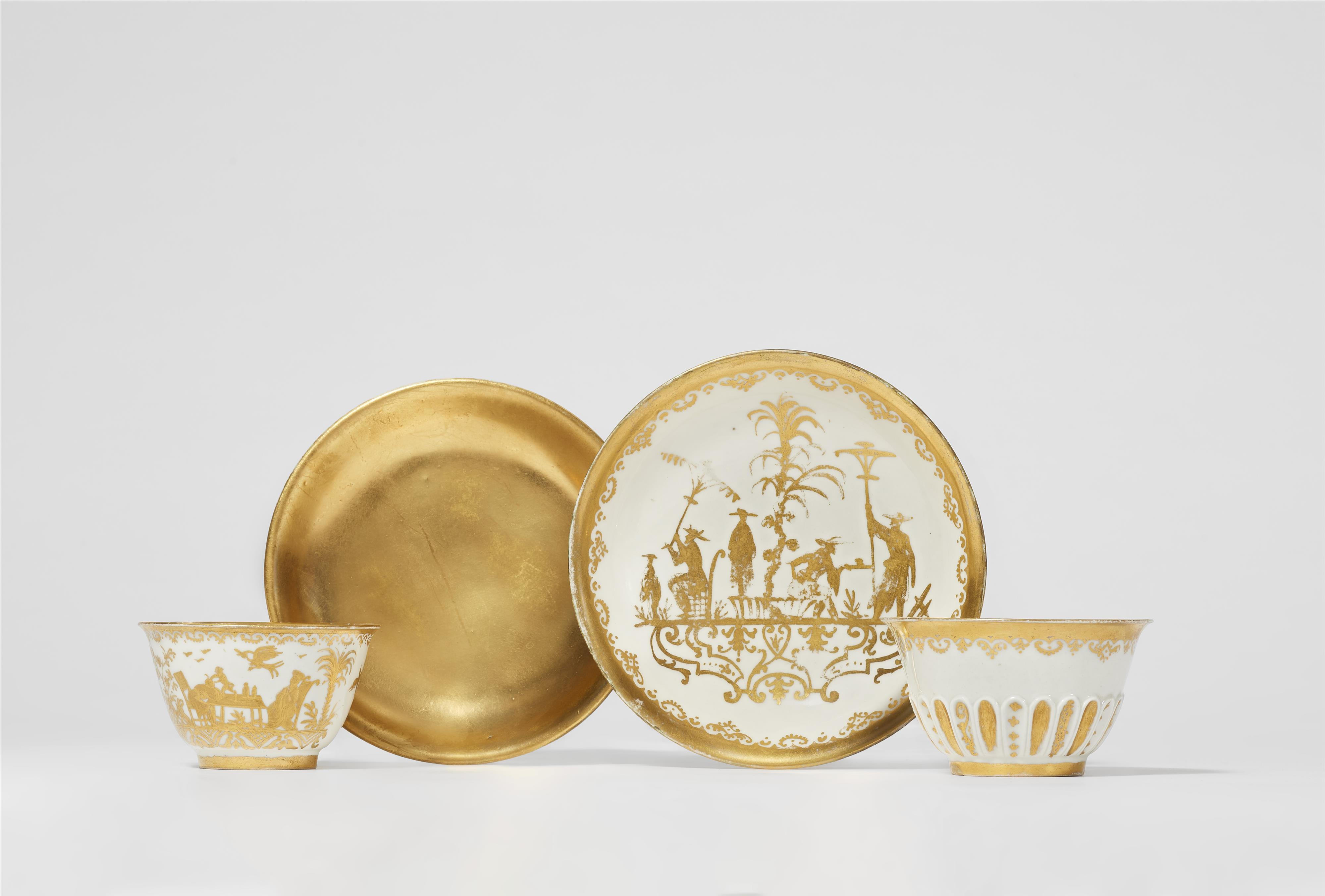 Zwei Koppchen und Untertassen mit Augsburger Vergoldung - image-1