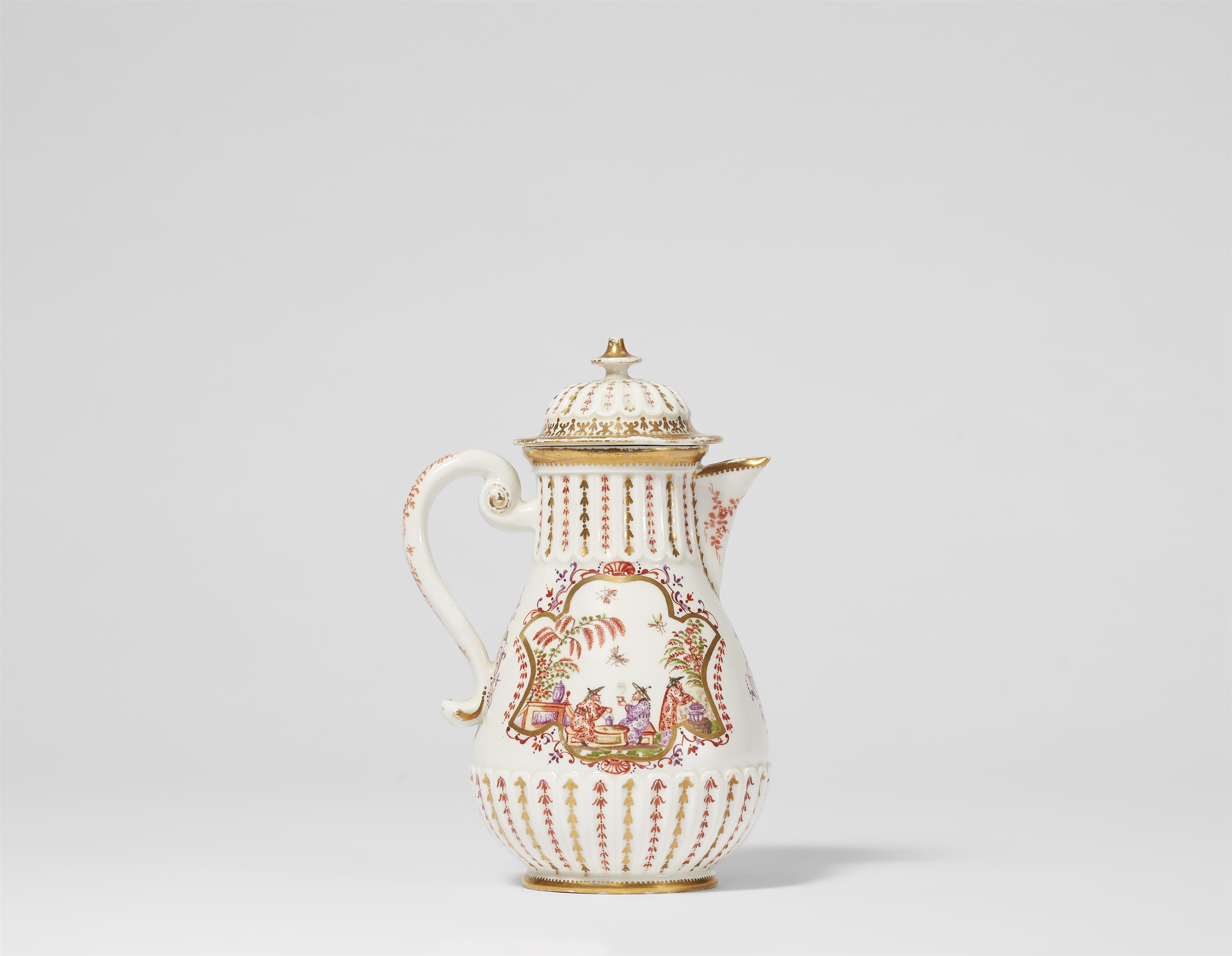 A Meissen porcelain coffee pot with Chinoiserie decor - image-3