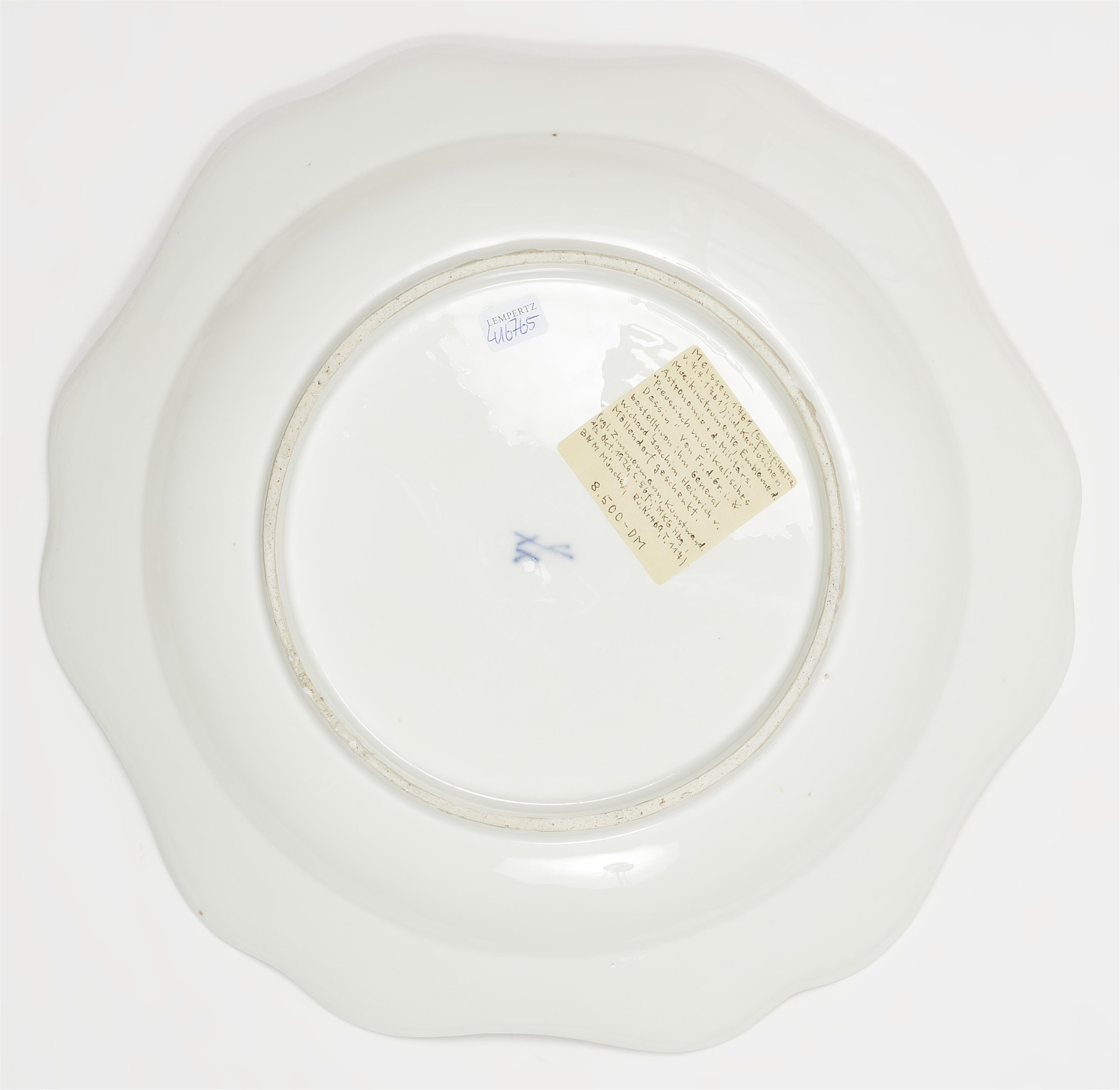 Runde Platte aus dem Tafelservice mit dem eisenroten Mosaikrand - image-2
