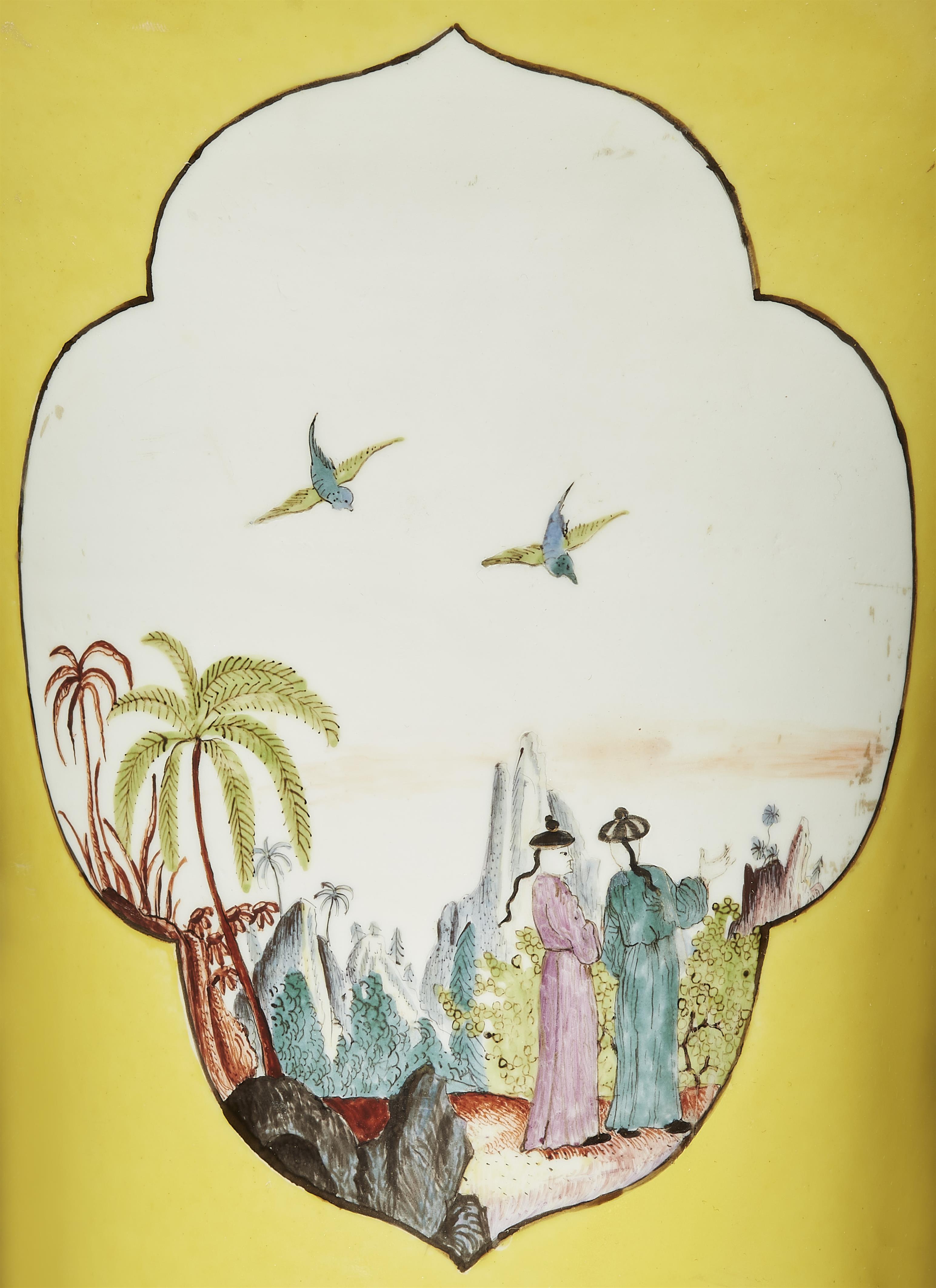 Sehr seltene Augustus-Rex Vase mit Gelbfond und konturierten Chinoiserien - image-4