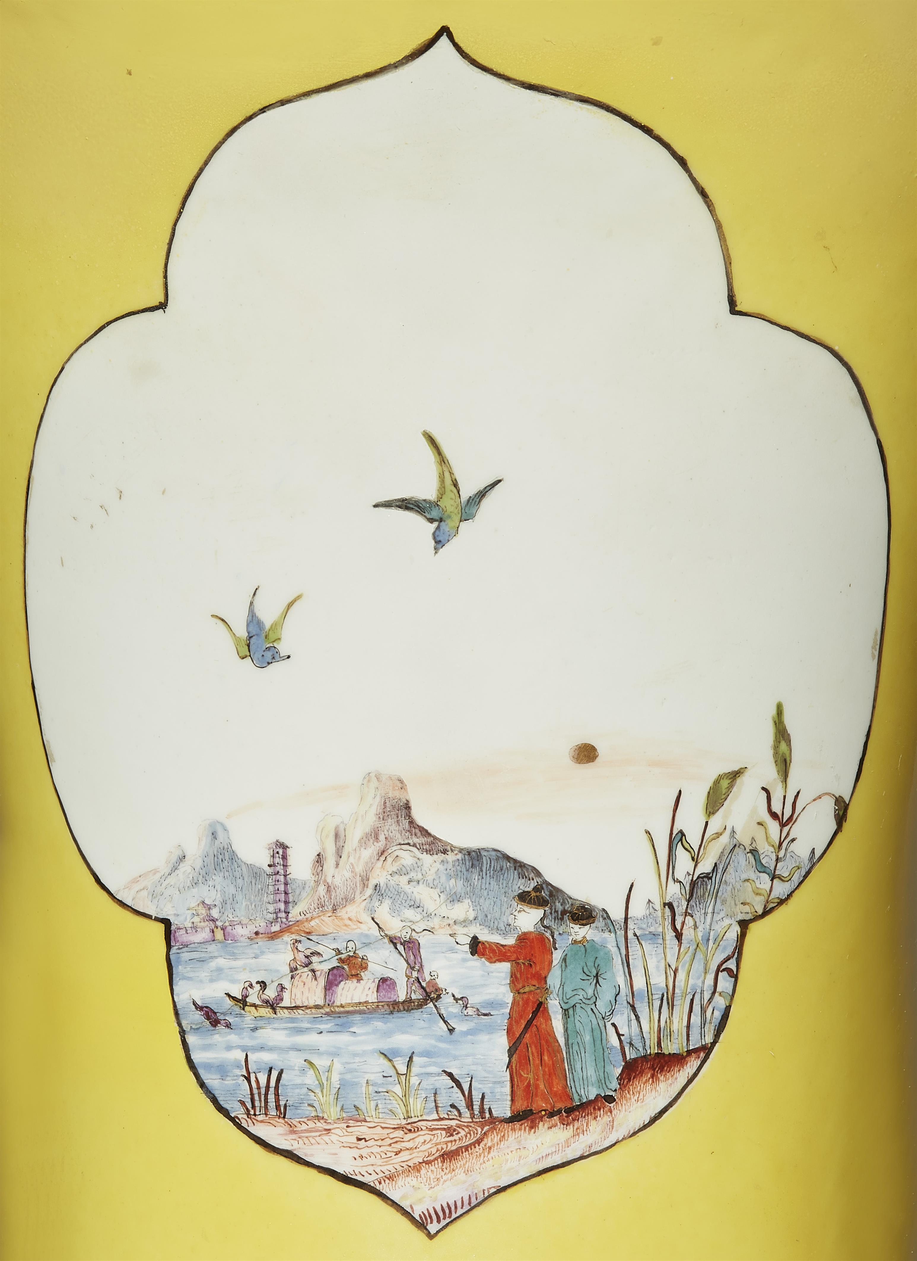 Sehr seltene Augustus-Rex Vase mit Gelbfond und konturierten Chinoiserien - image-6