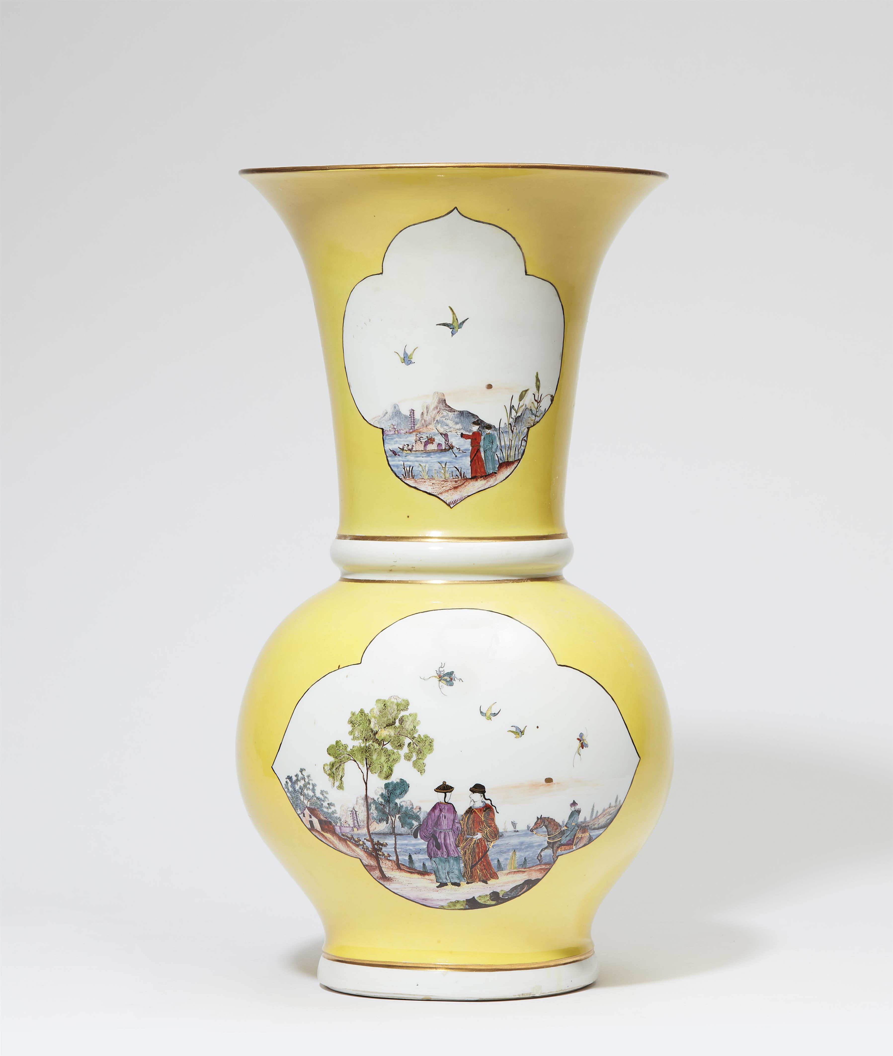 Sehr seltene Augustus-Rex Vase mit Gelbfond und konturierten Chinoiserien - image-1