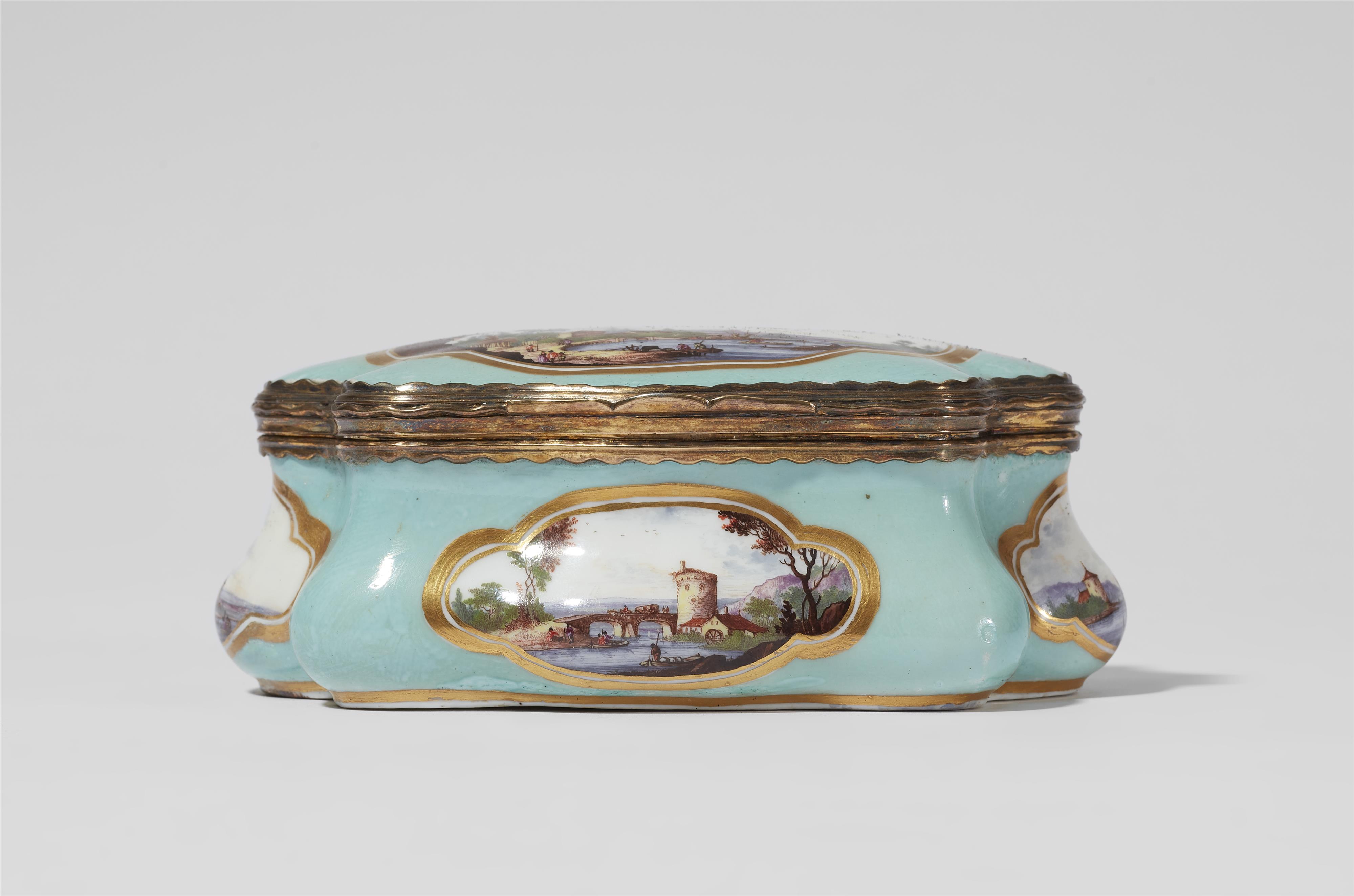 An important Meissen porcelain snuff box with water landscapes and a genre scene - image-5
