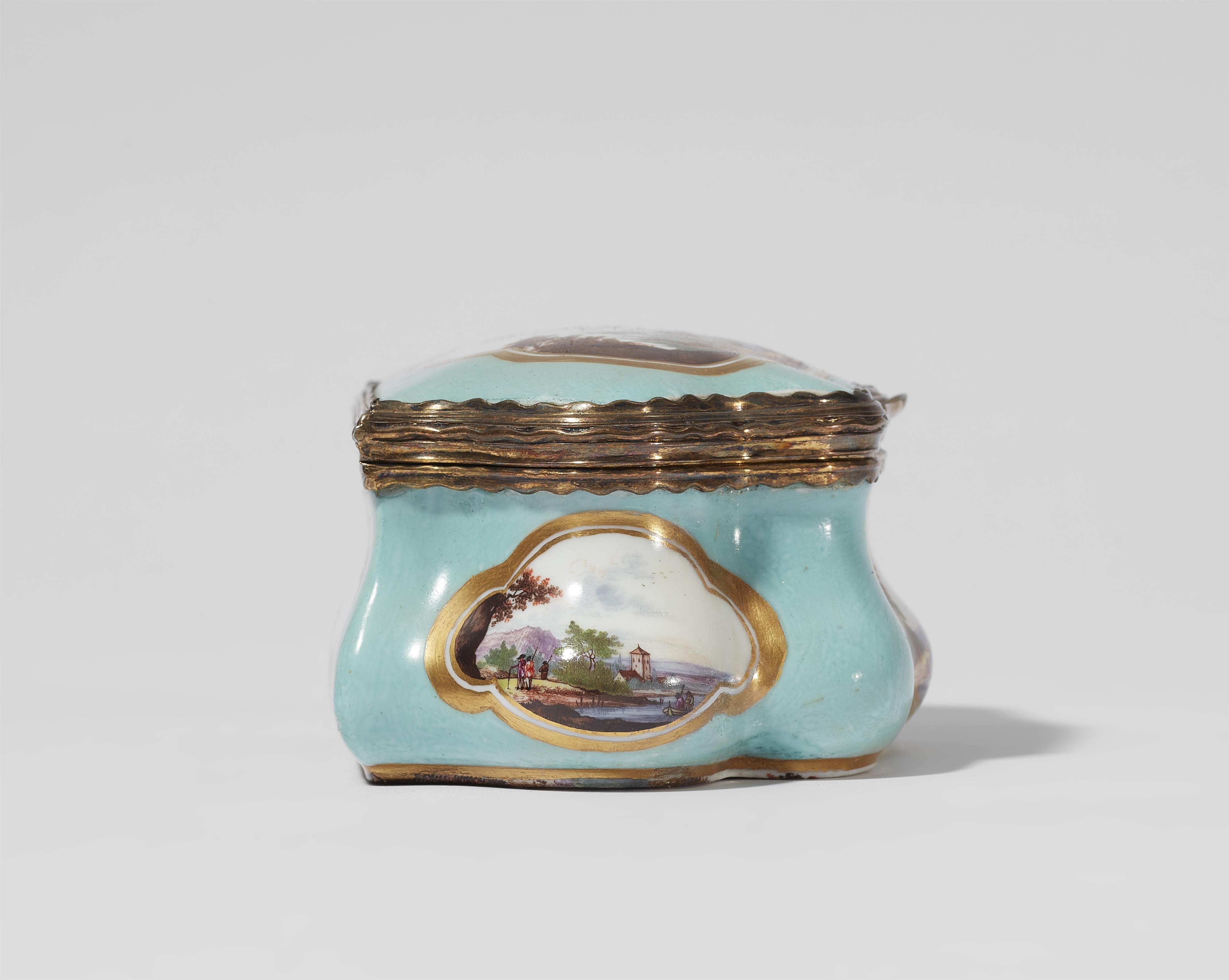 An important Meissen porcelain snuff box with water landscapes and a genre scene - image-6