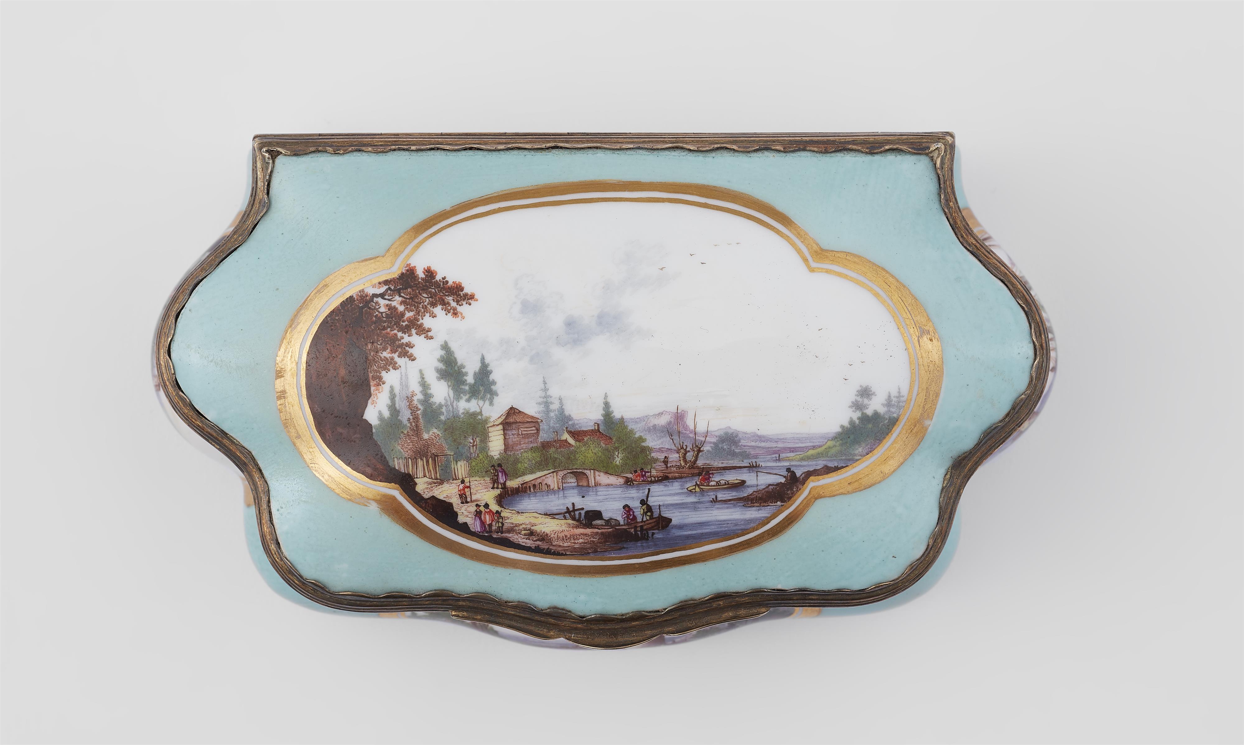 An important Meissen porcelain snuff box with water landscapes and a genre scene - image-1