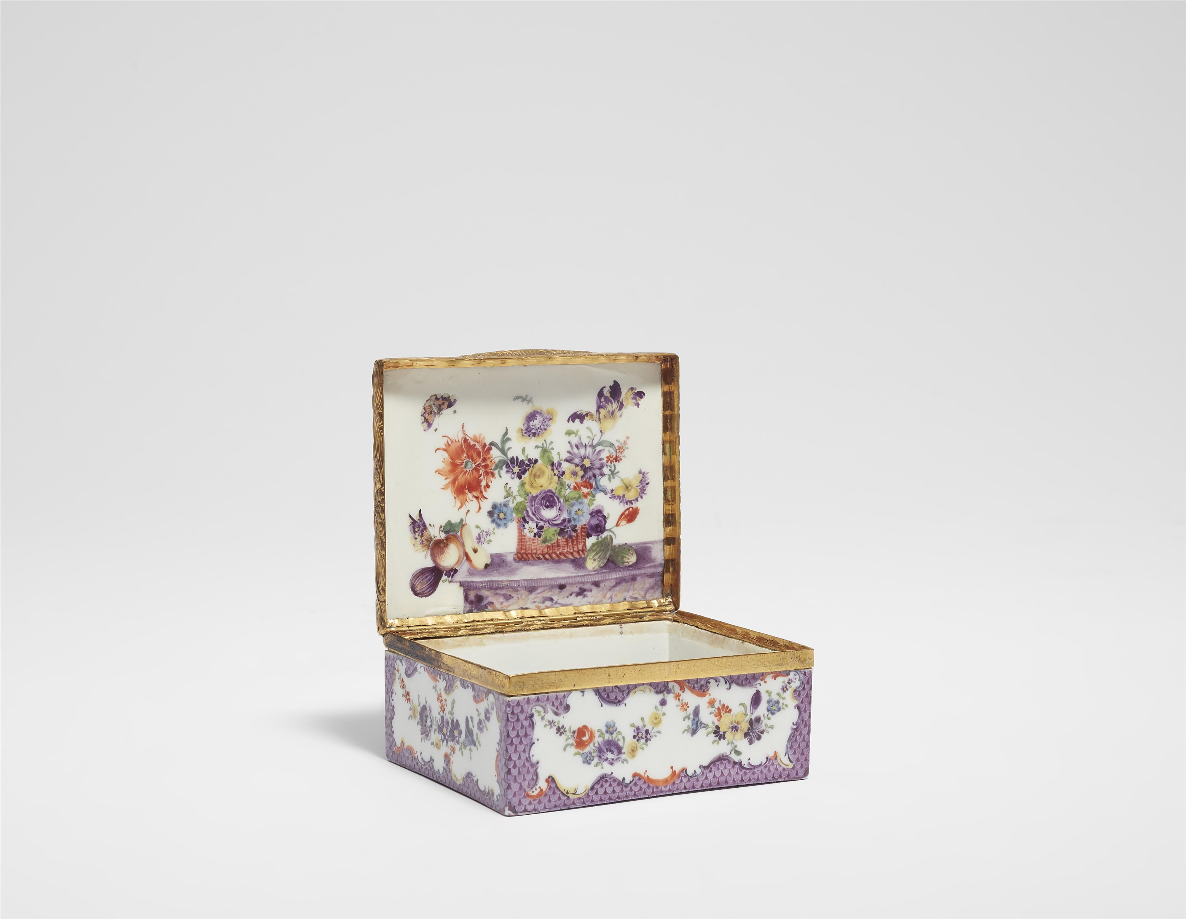 A porcelain snuff box with scale pattern decor - image-4