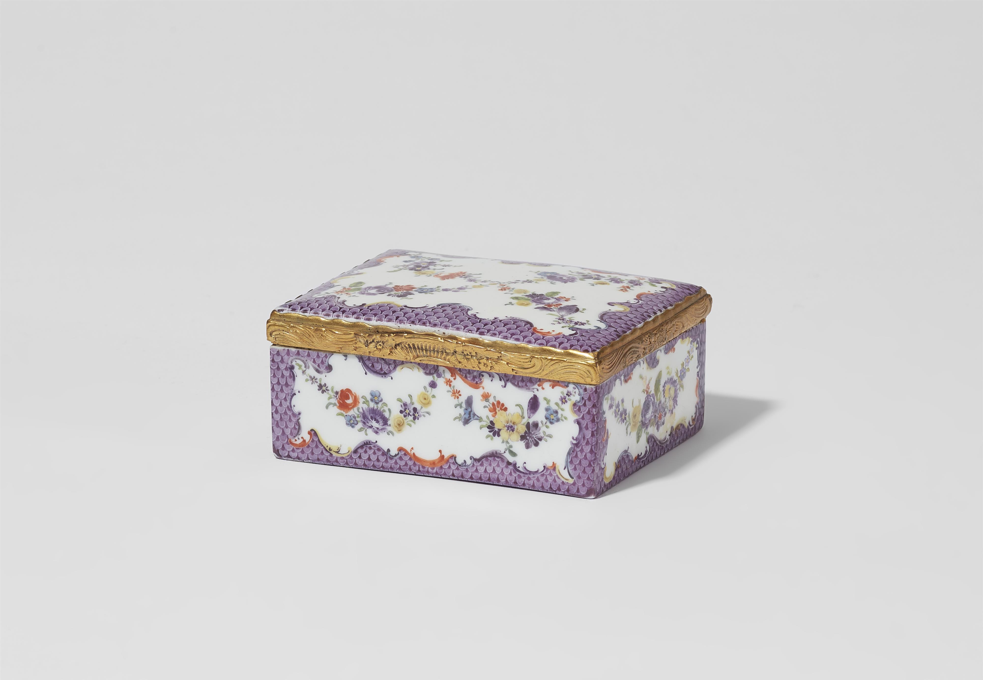 A porcelain snuff box with scale pattern decor - image-5