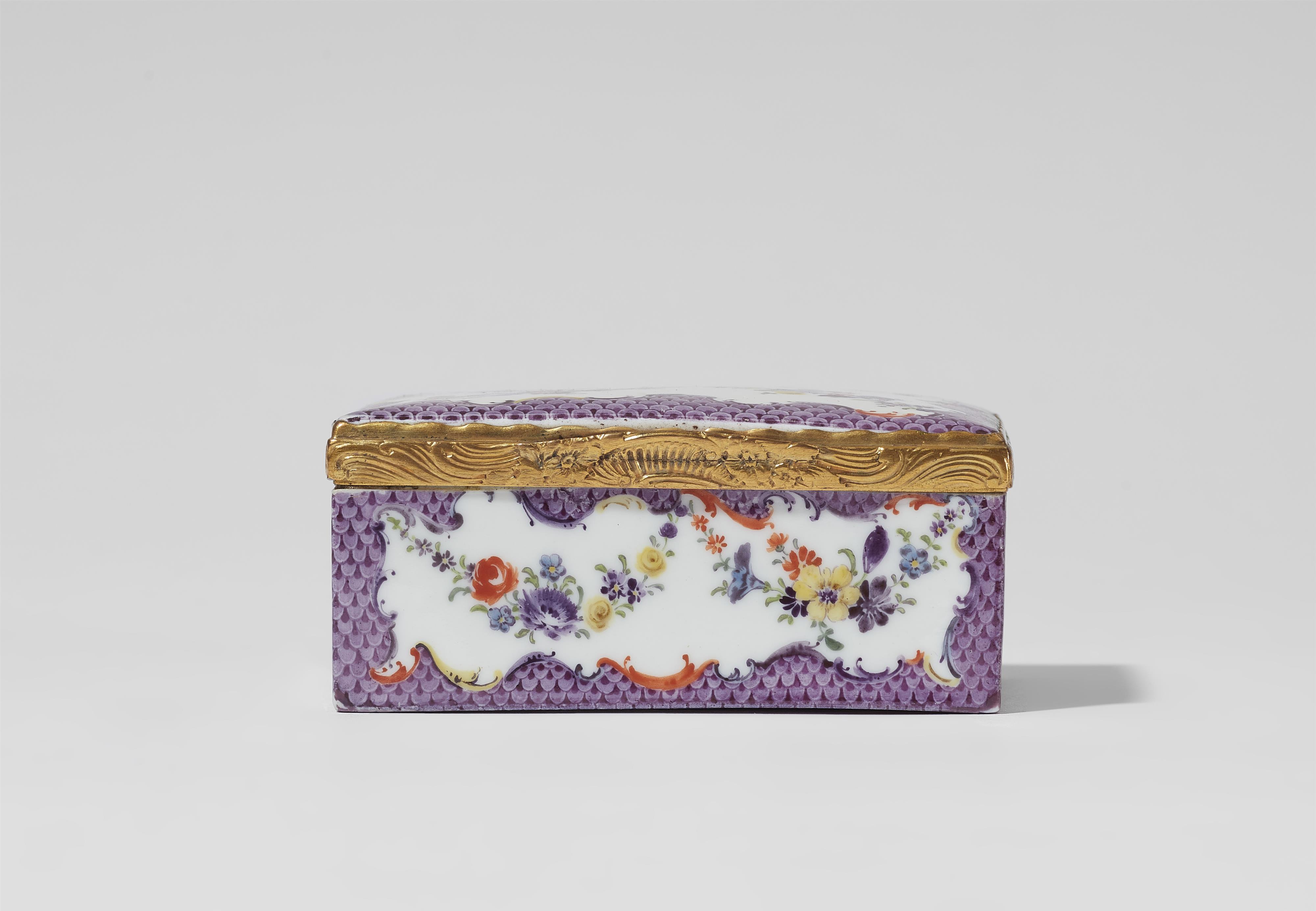 A porcelain snuff box with scale pattern decor - image-6
