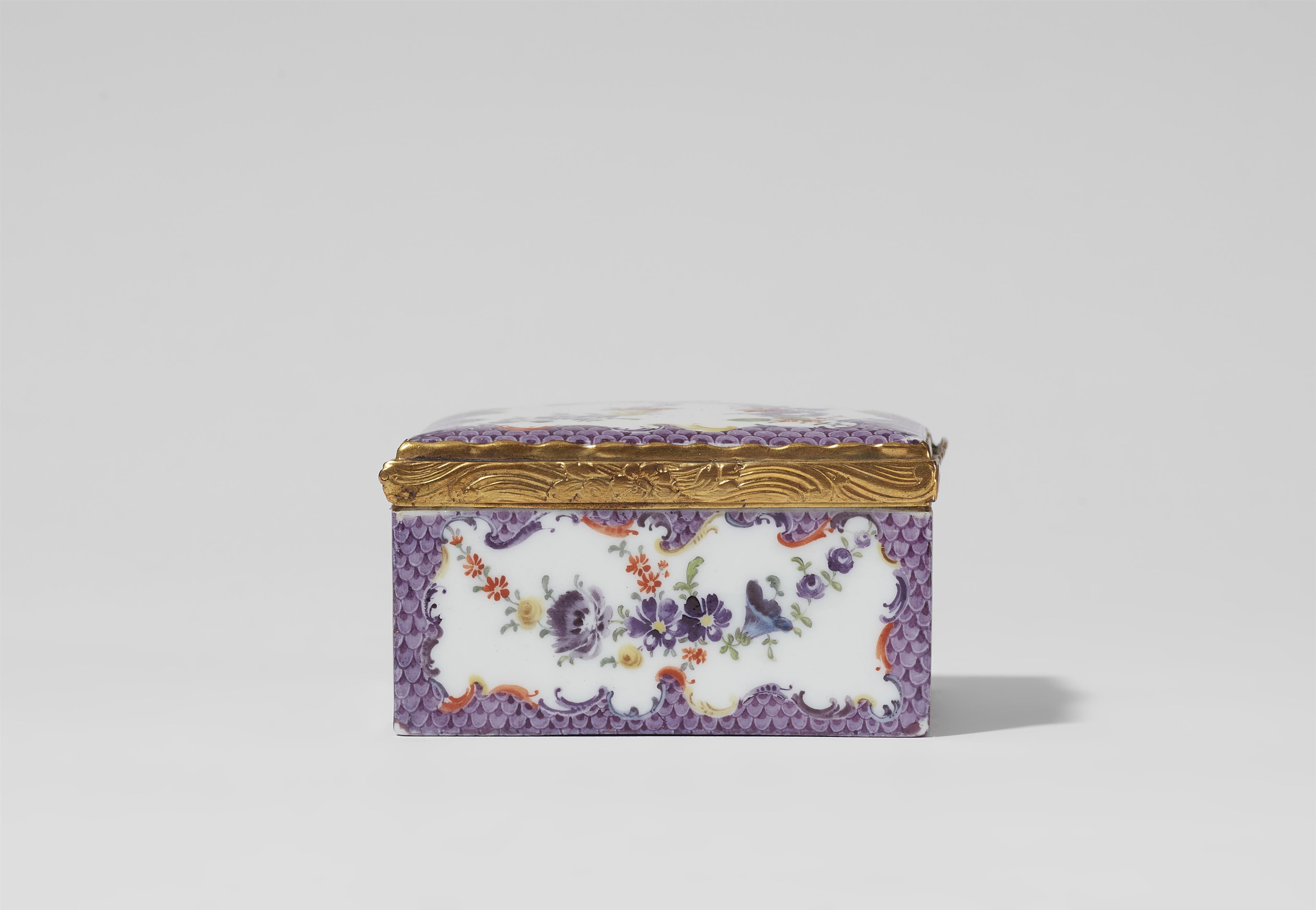 A porcelain snuff box with scale pattern decor - image-7