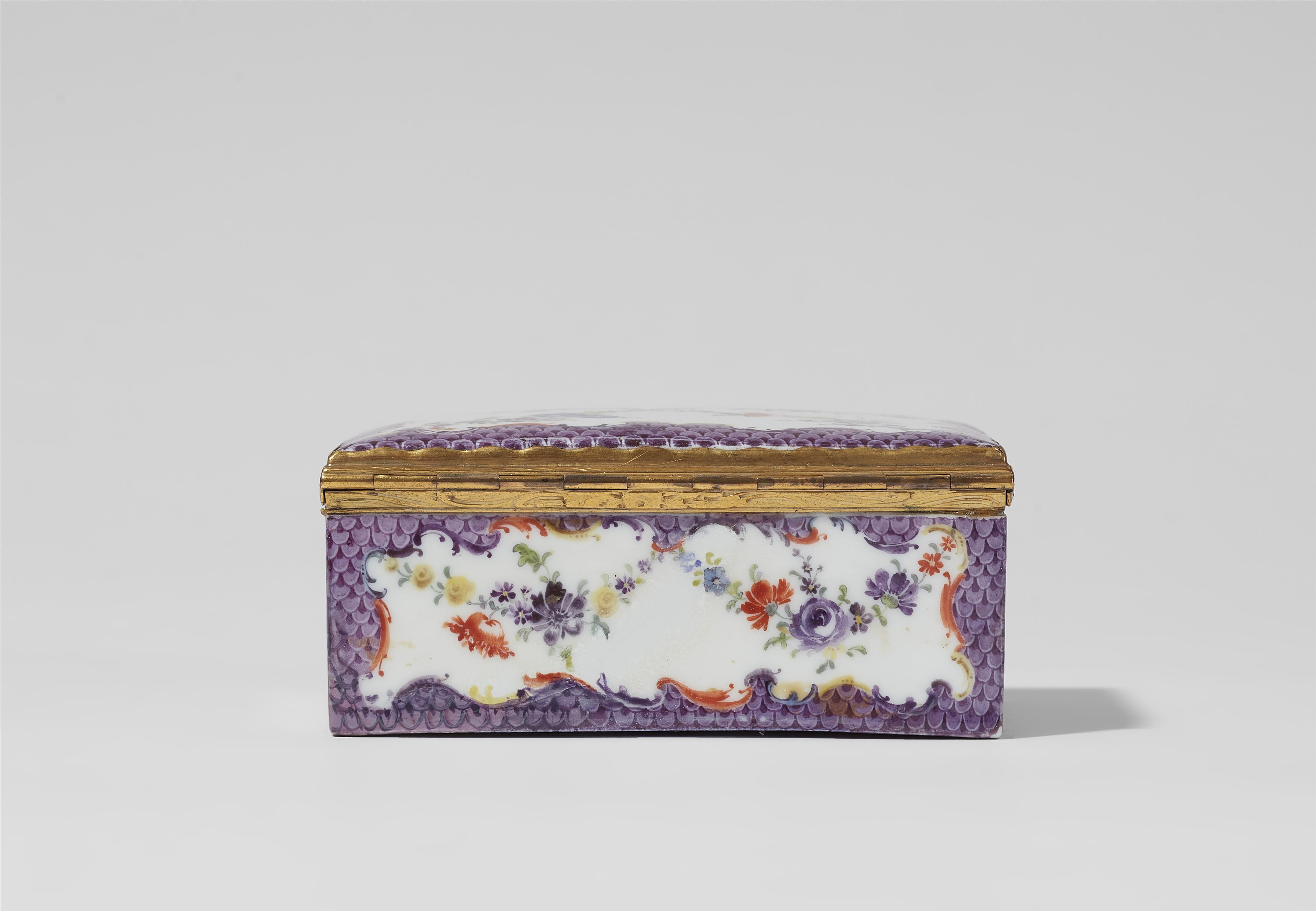 A porcelain snuff box with scale pattern decor - image-8