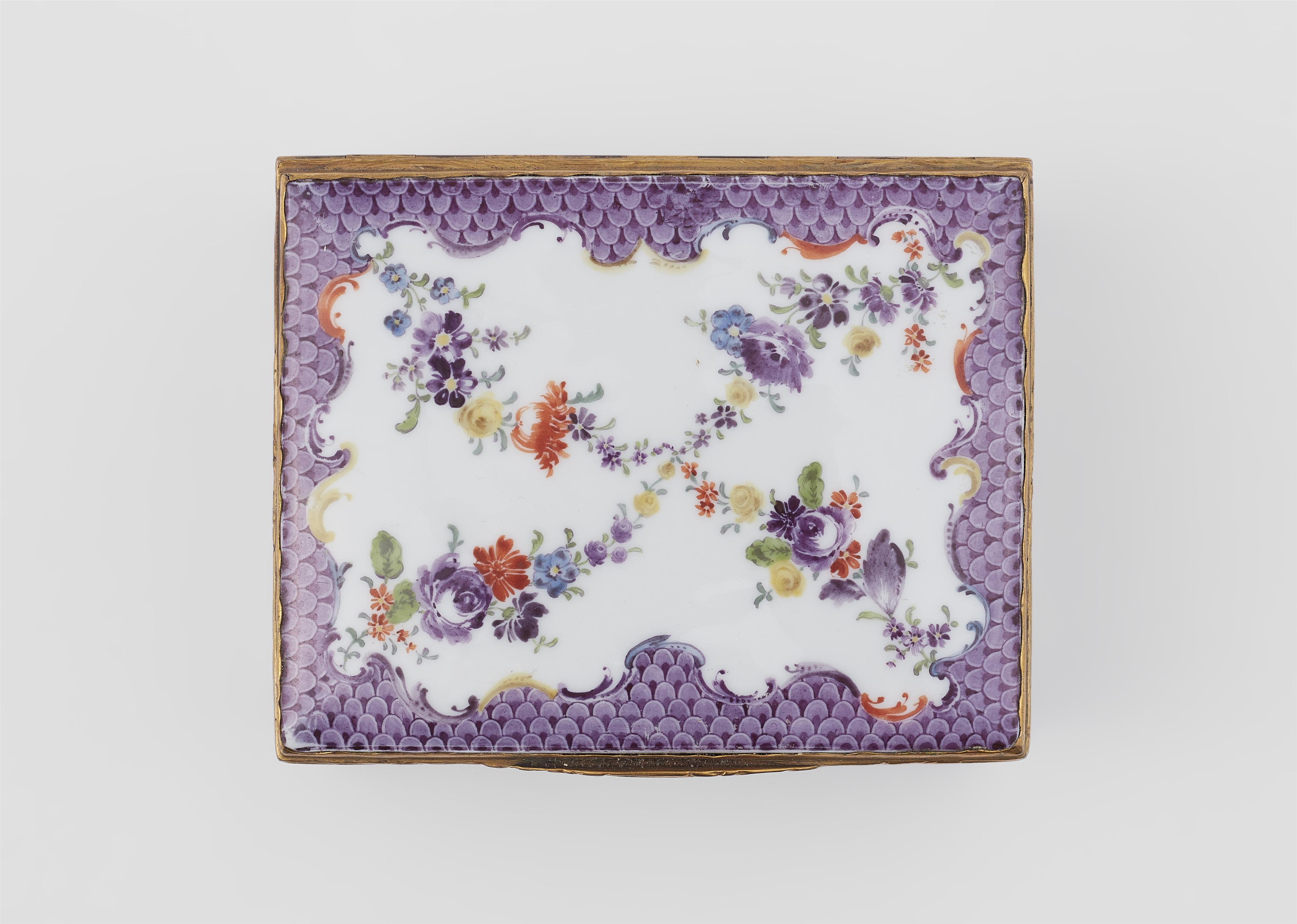 A porcelain snuff box with scale pattern decor - image-1