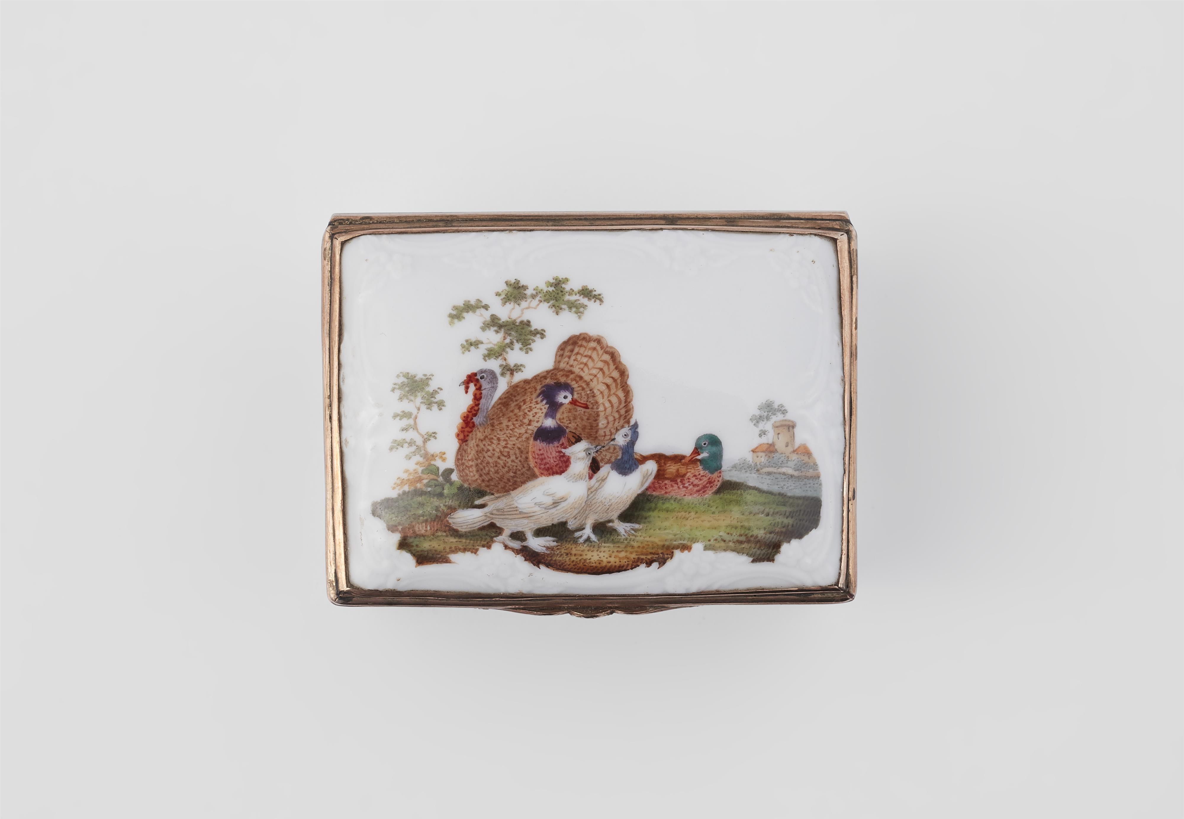 A Berlin KPM porcelain snuff box with poultry and a still life - image-1