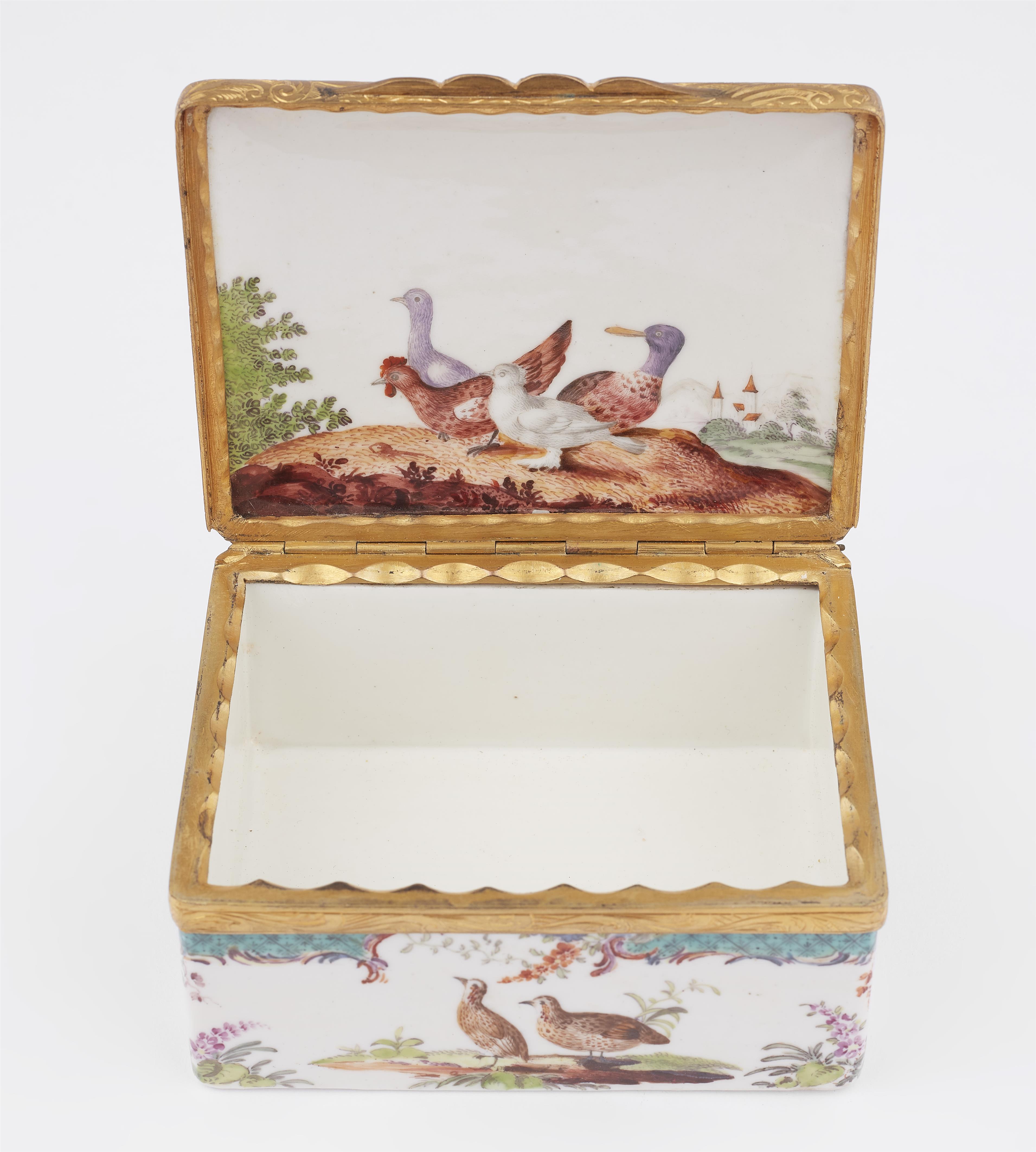 A porcelain snuff box with poultry motifs - image-2