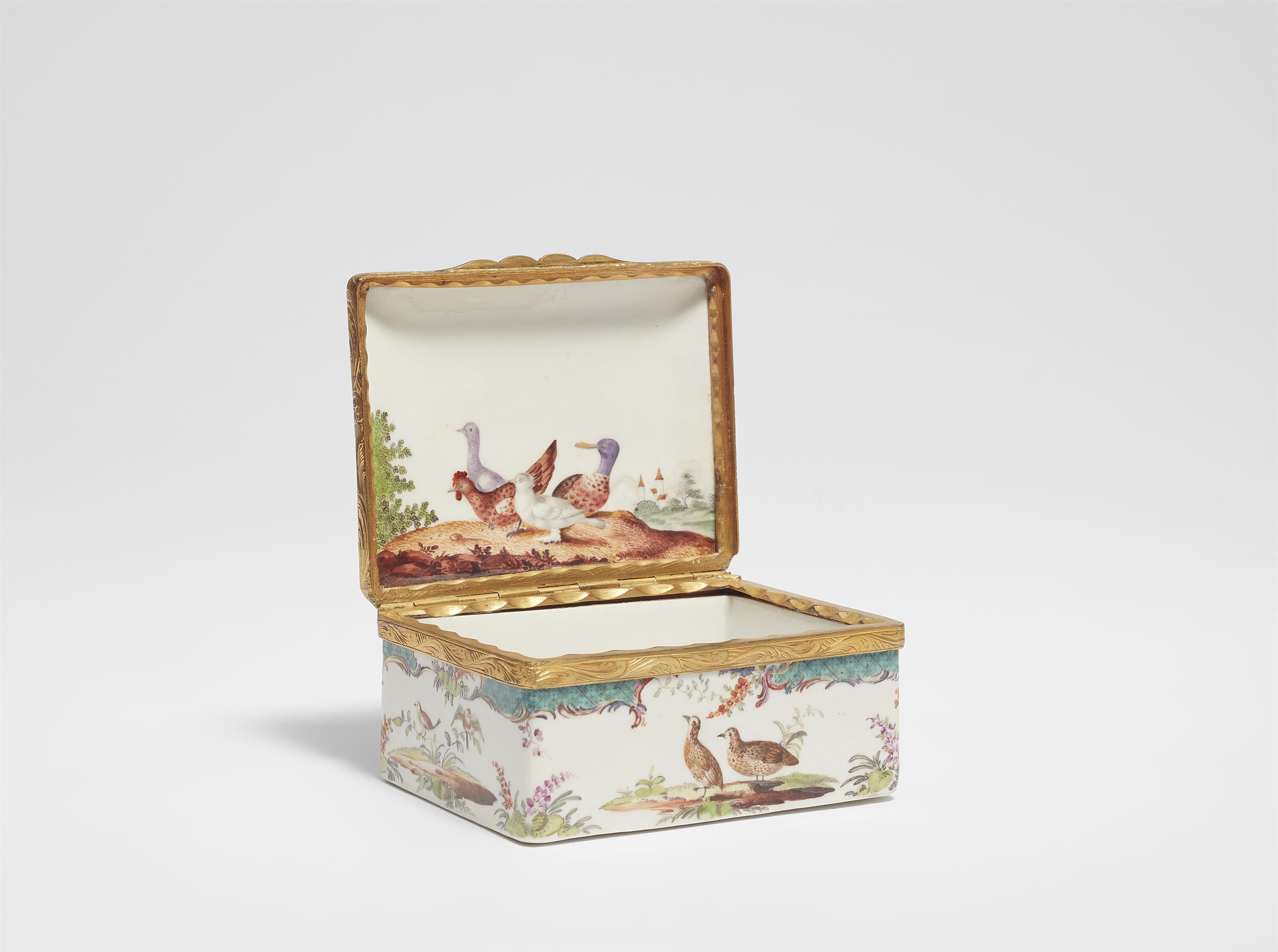A porcelain snuff box with poultry motifs - image-3