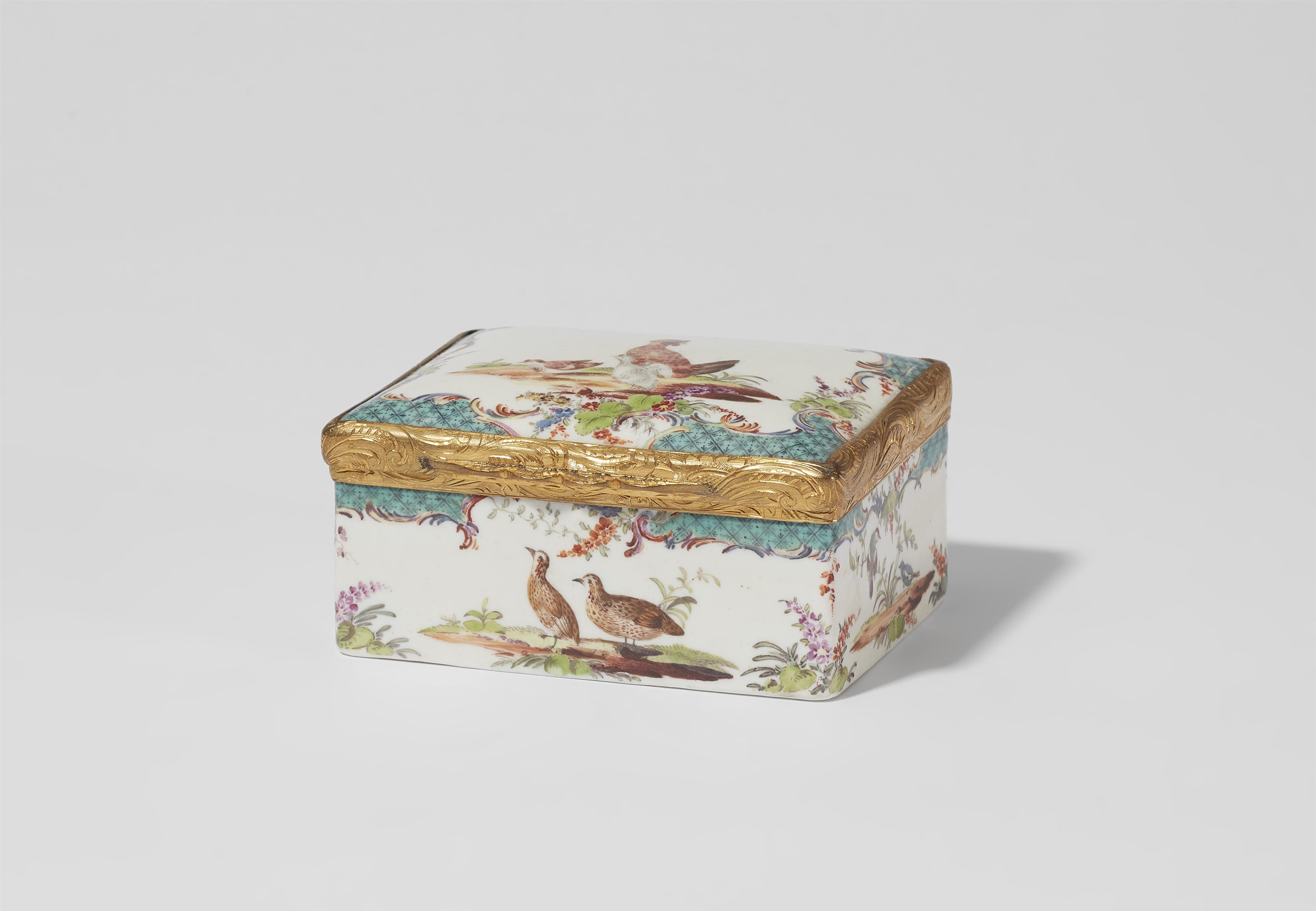 A porcelain snuff box with poultry motifs - image-4