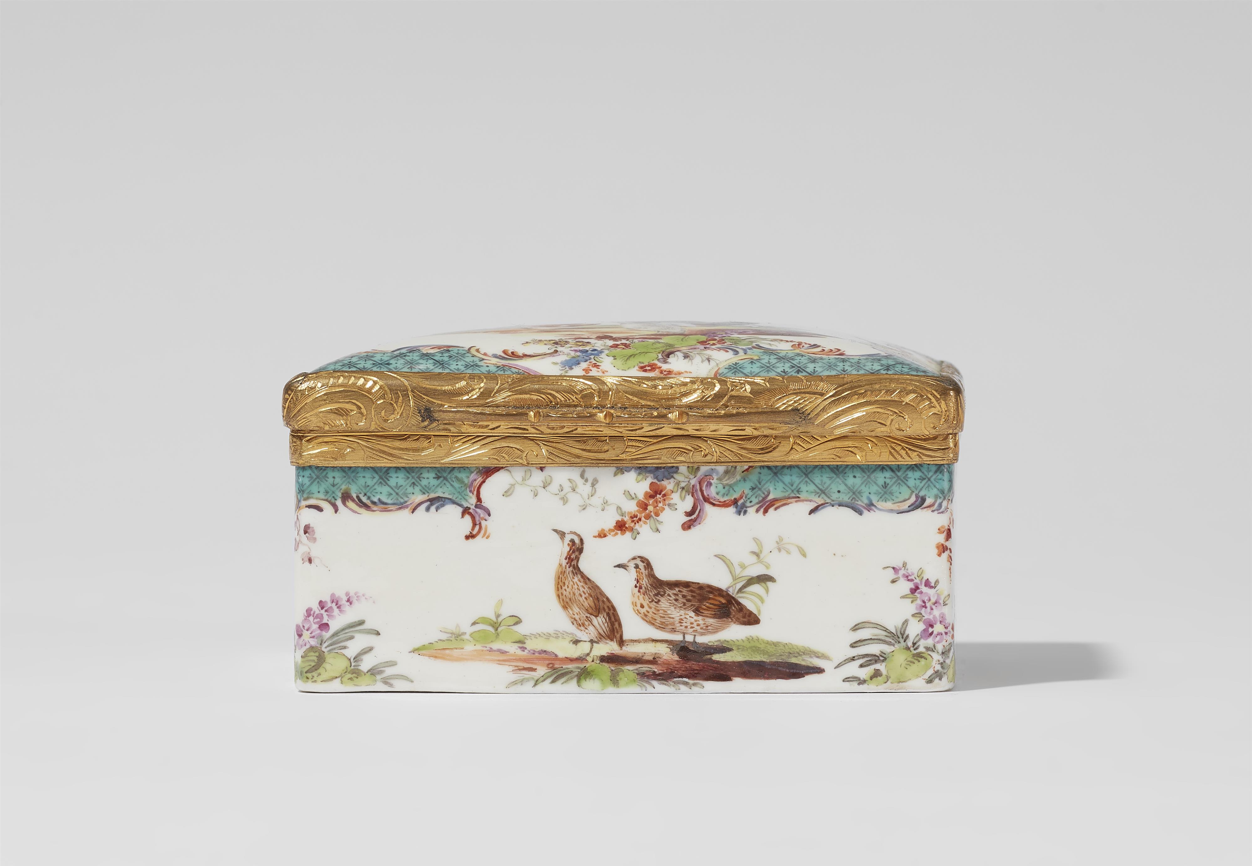 A porcelain snuff box with poultry motifs - image-5