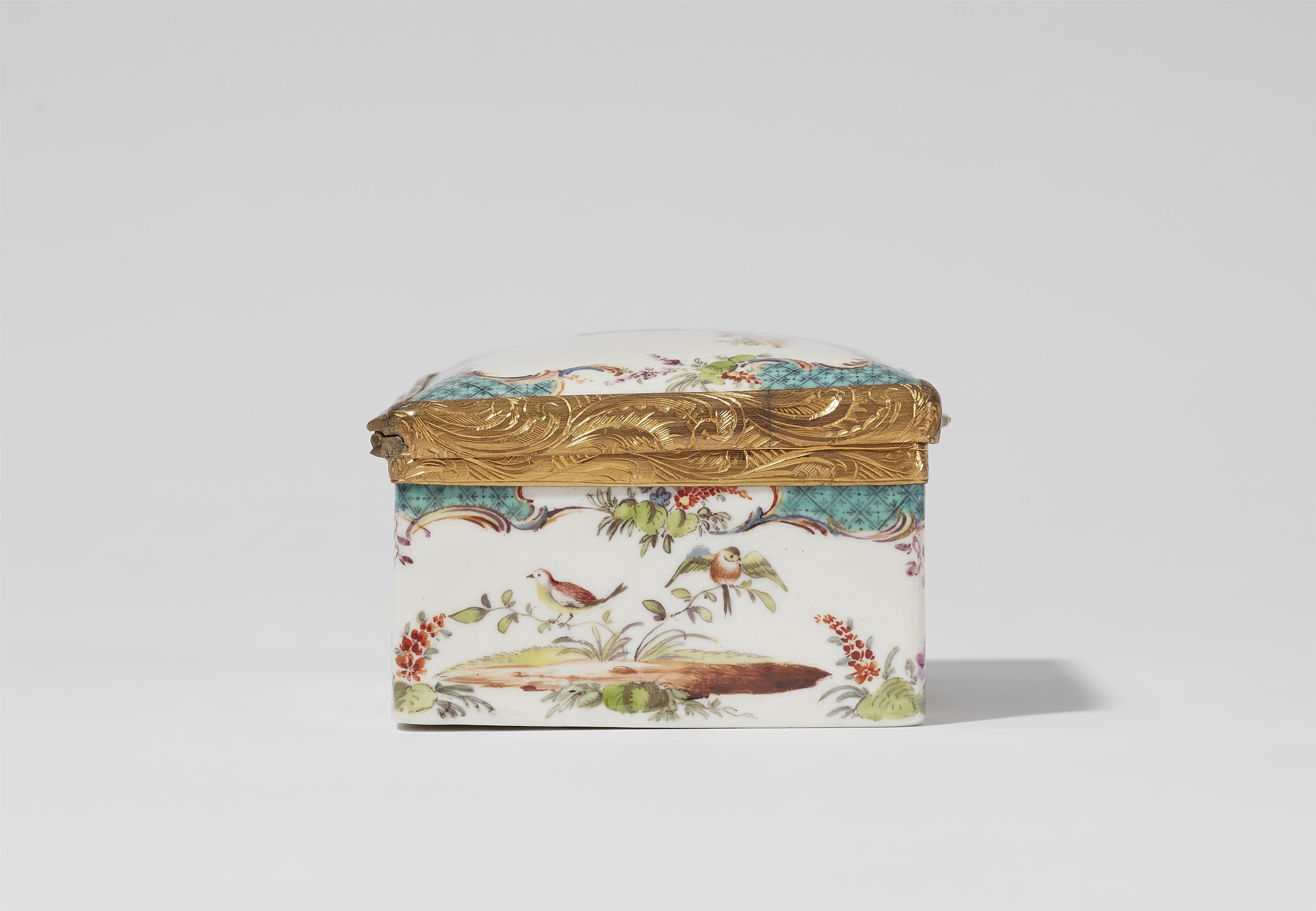 A porcelain snuff box with poultry motifs - image-6