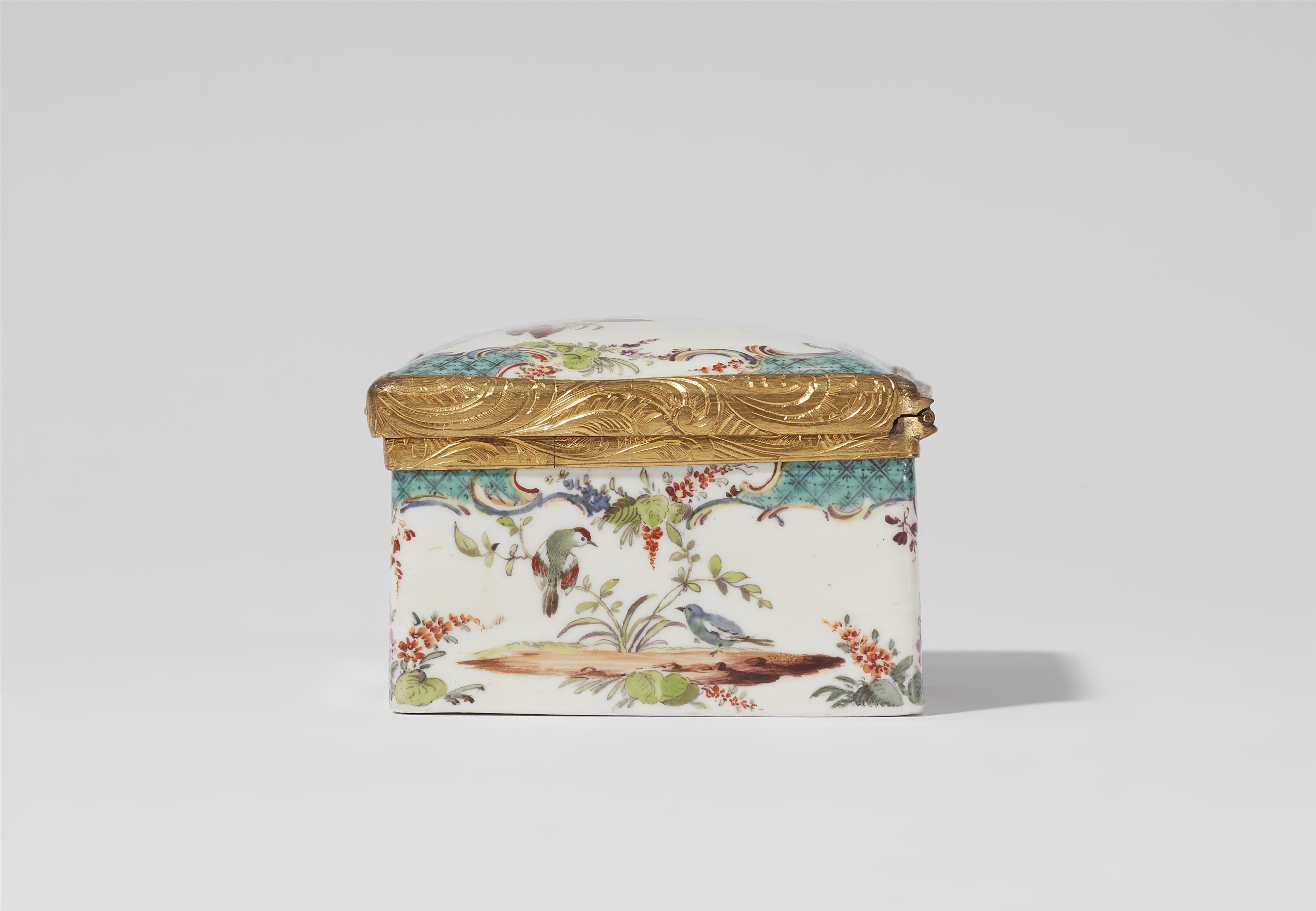A porcelain snuff box with poultry motifs - image-7