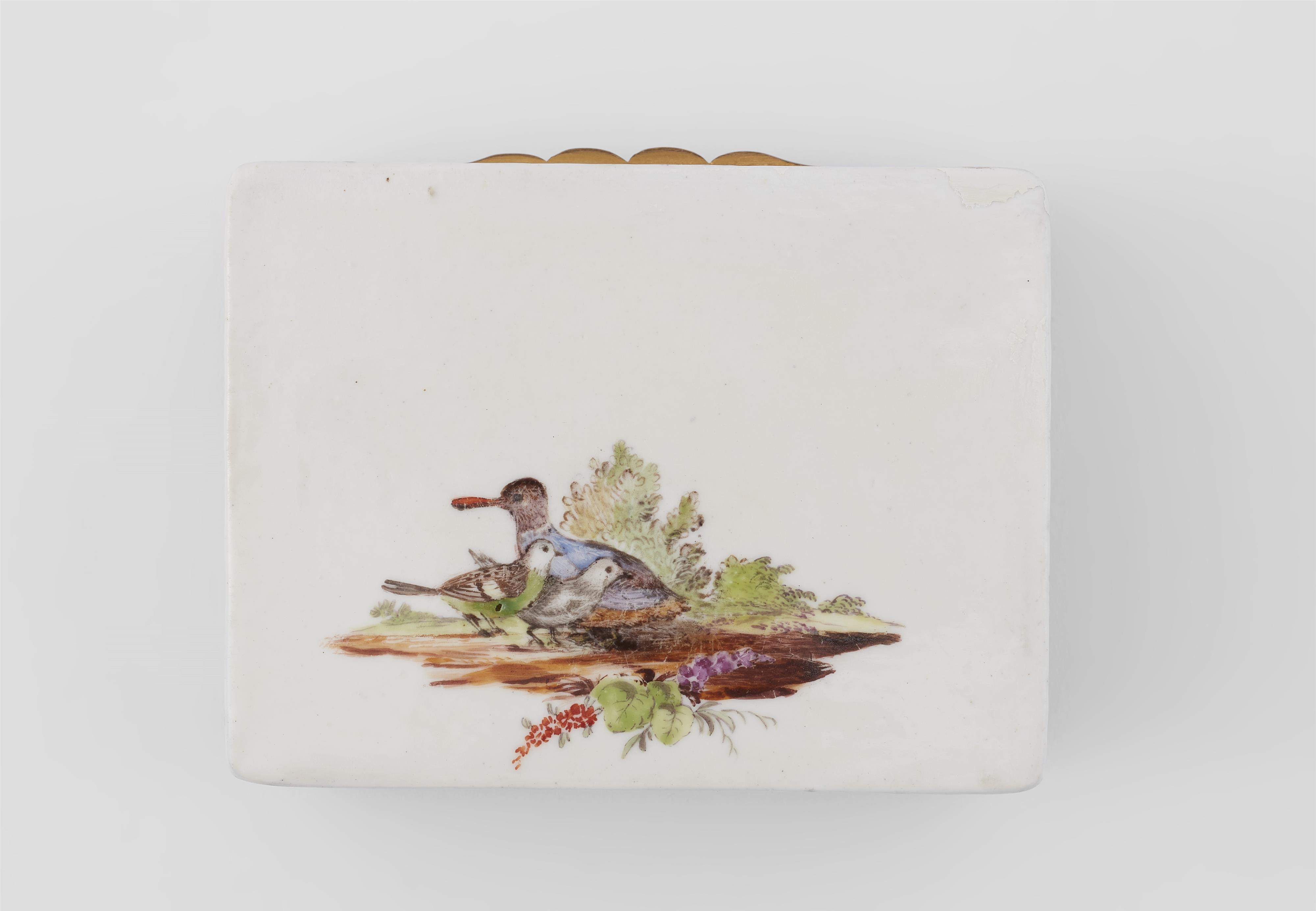 A porcelain snuff box with poultry motifs - image-9