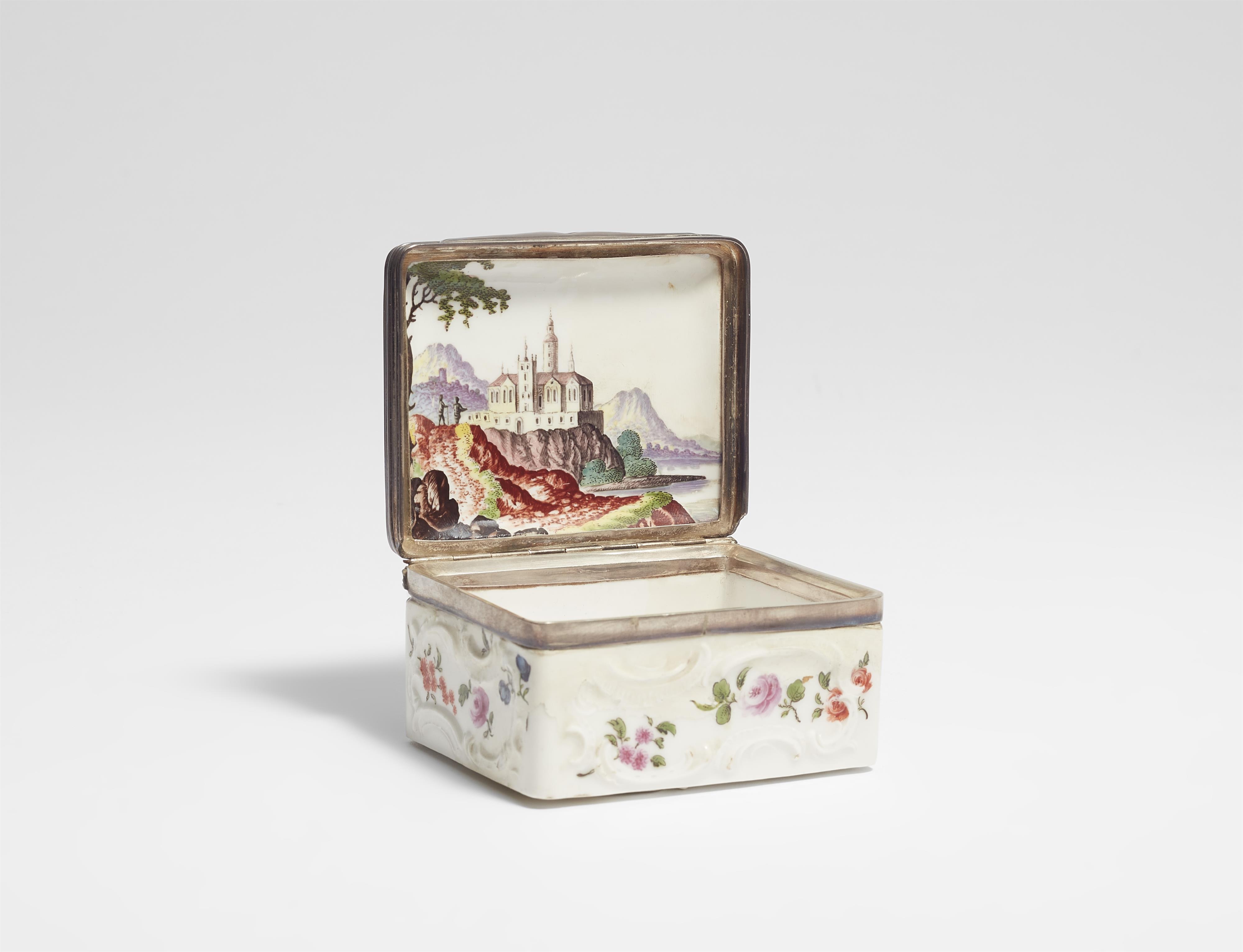 A Nymphenburg porcelain snuff box with castle motifs - image-3