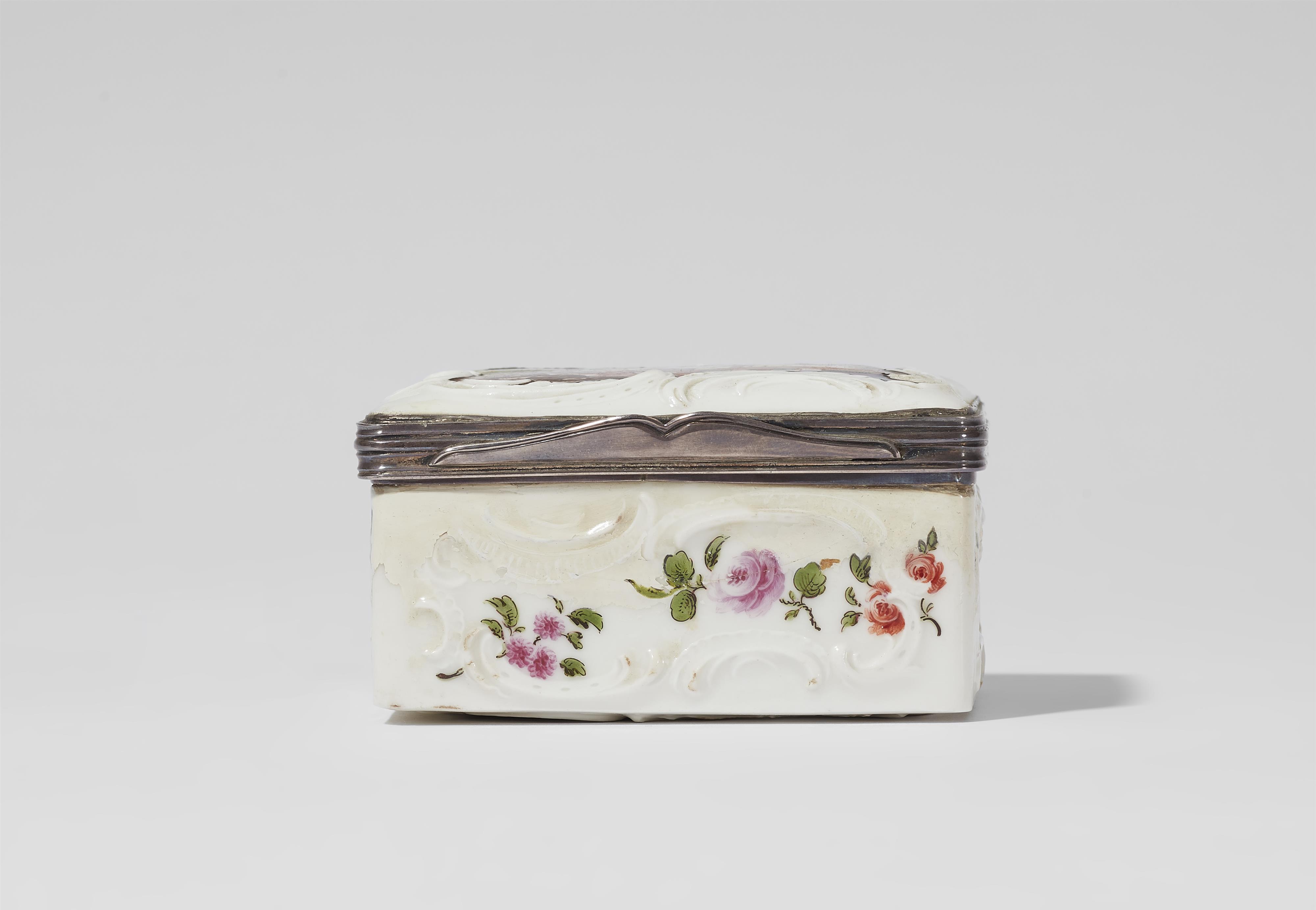A Nymphenburg porcelain snuff box with castle motifs - image-5