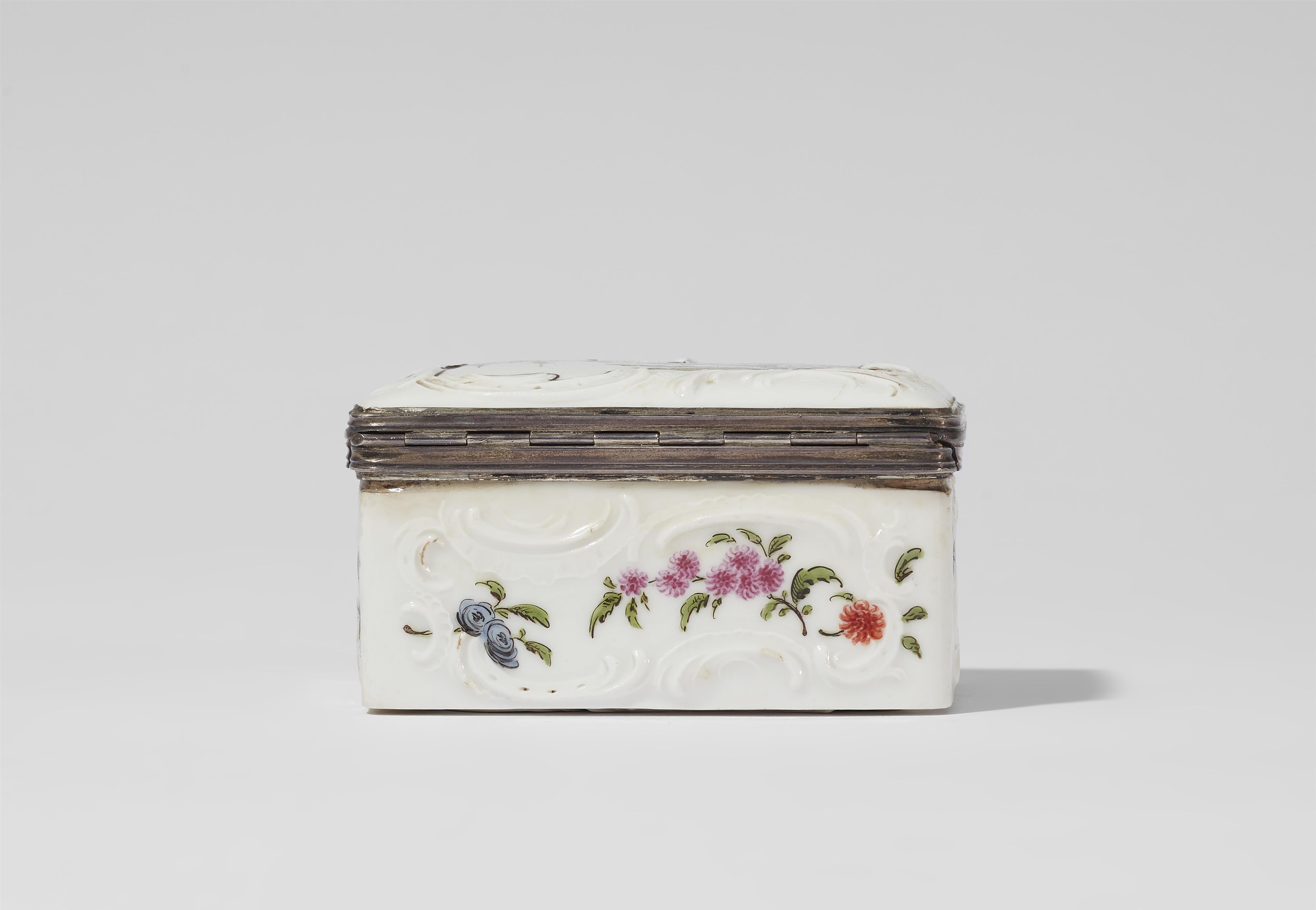 A Nymphenburg porcelain snuff box with castle motifs - image-7