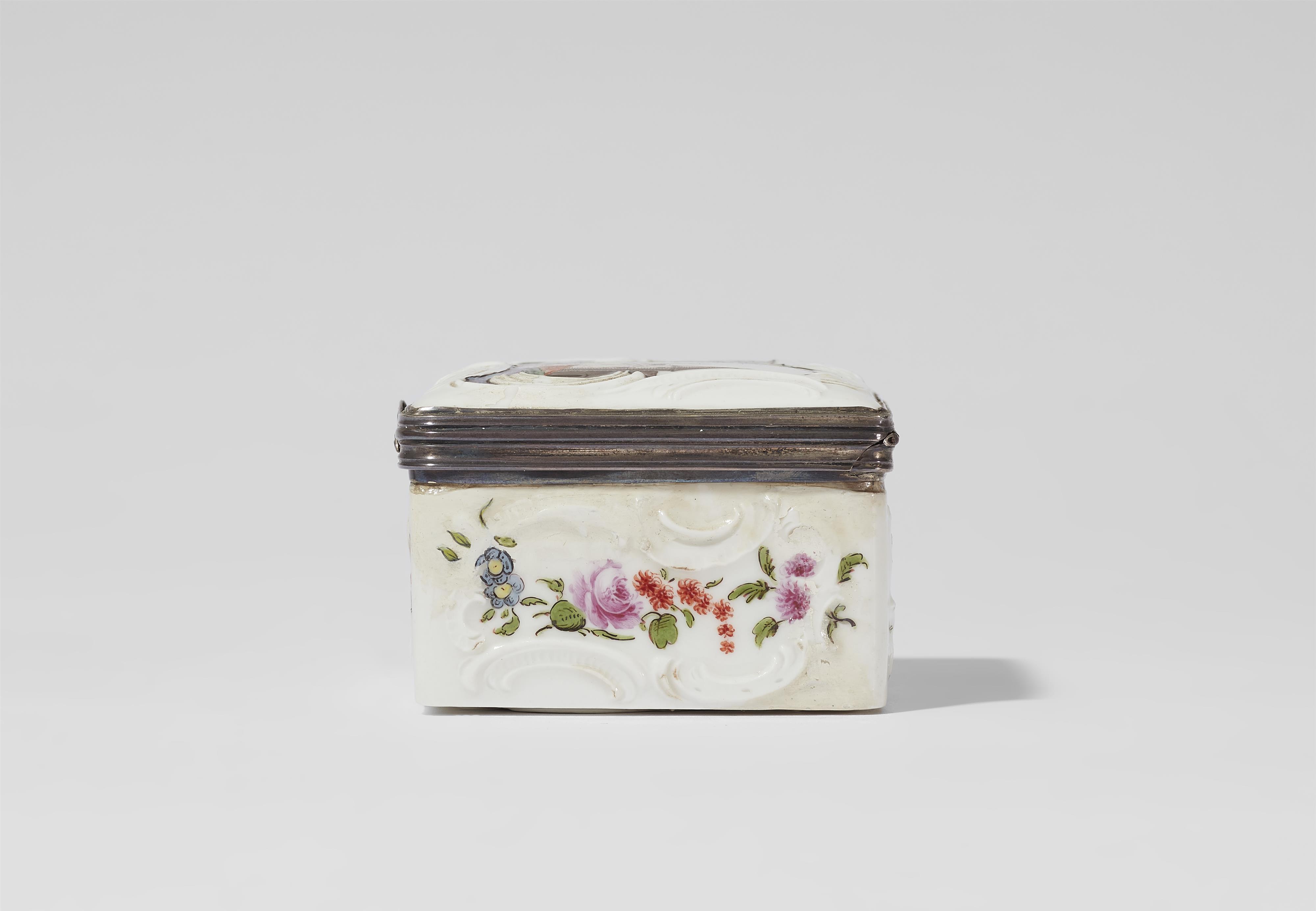 A Nymphenburg porcelain snuff box with castle motifs - image-8
