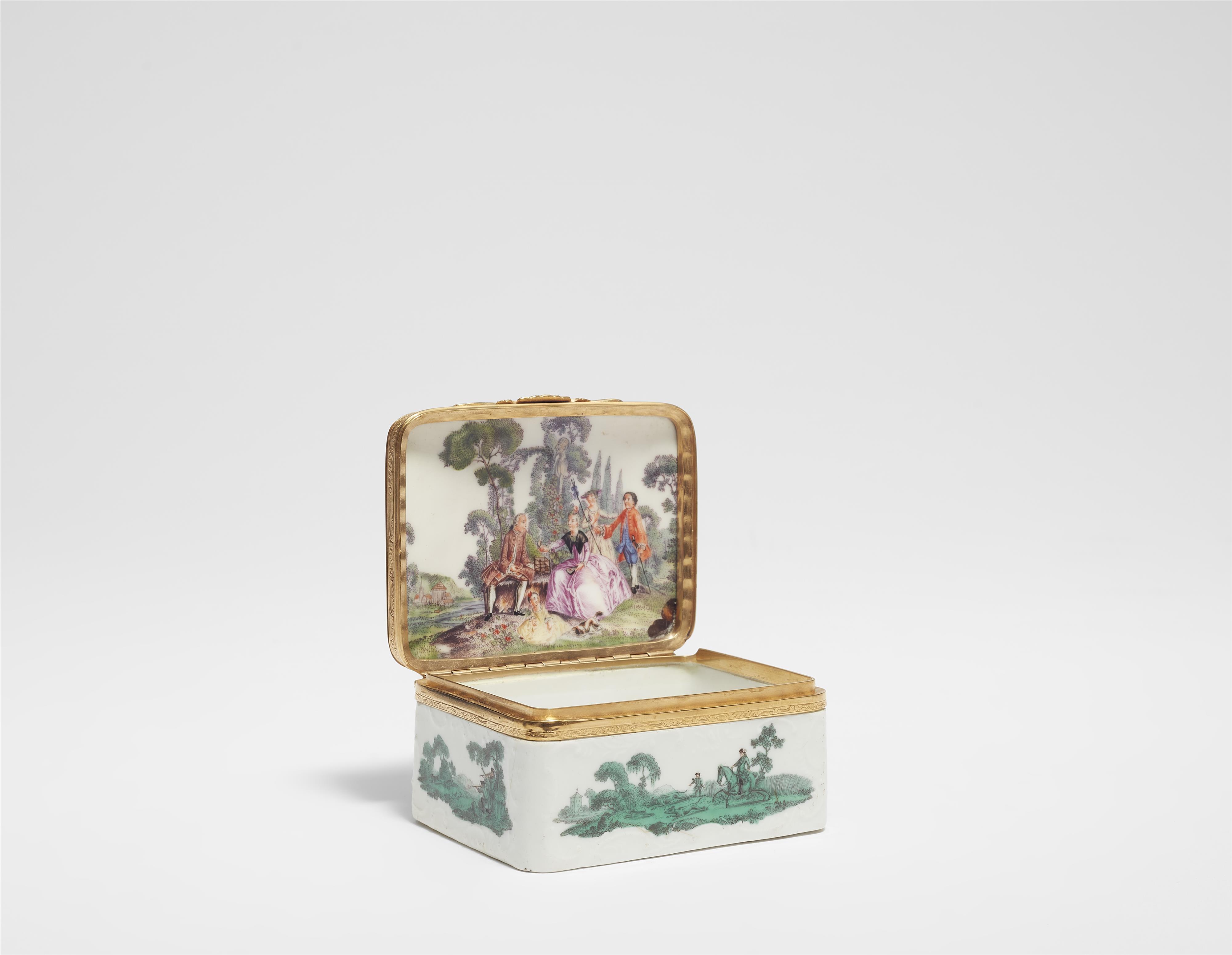 A Meissen porcelain snuff box with hunting scenes - image-3