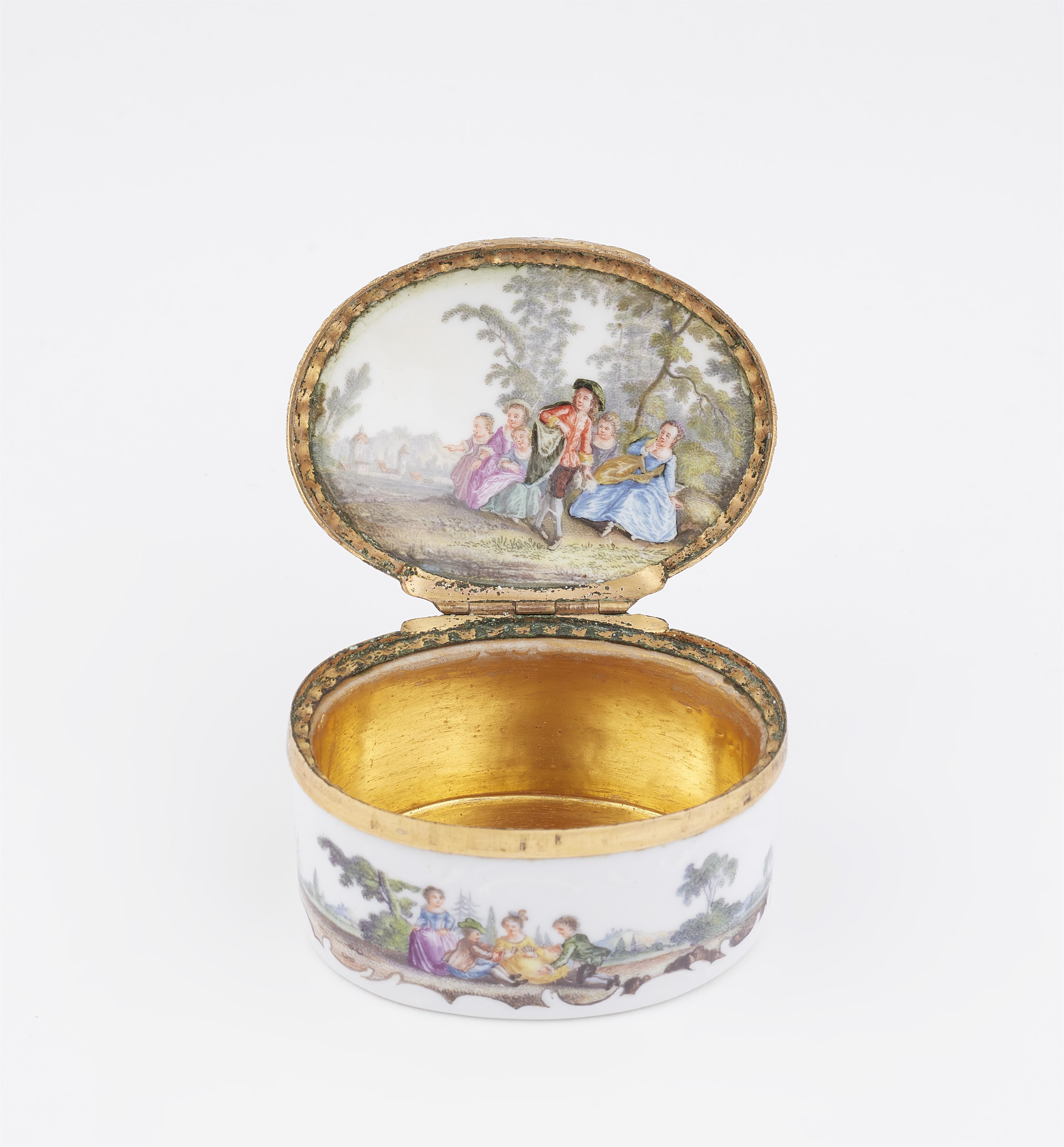 A porcelain snuff box with scenes in the manner of Watteau - image-2