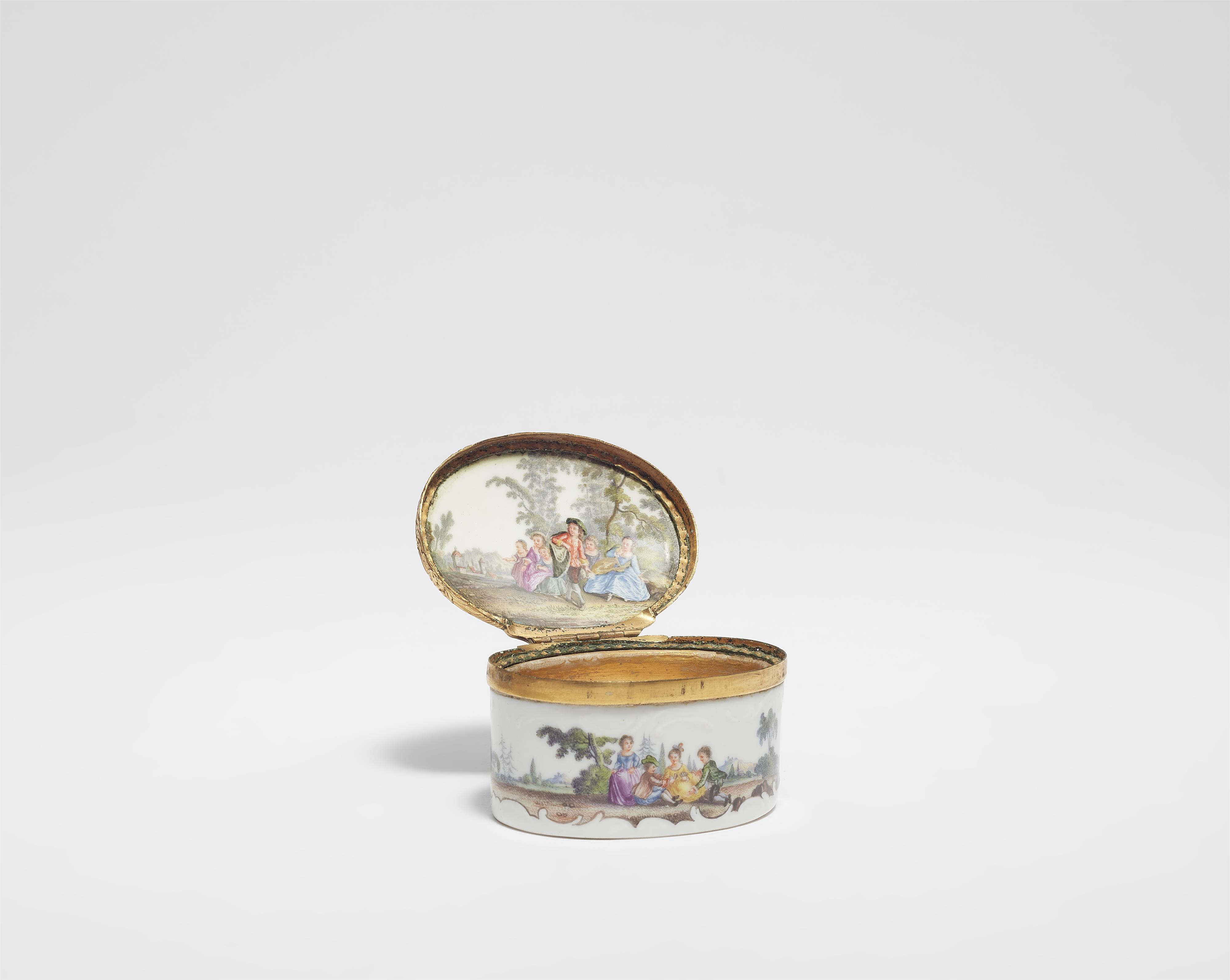 A porcelain snuff box with scenes in the manner of Watteau - image-3