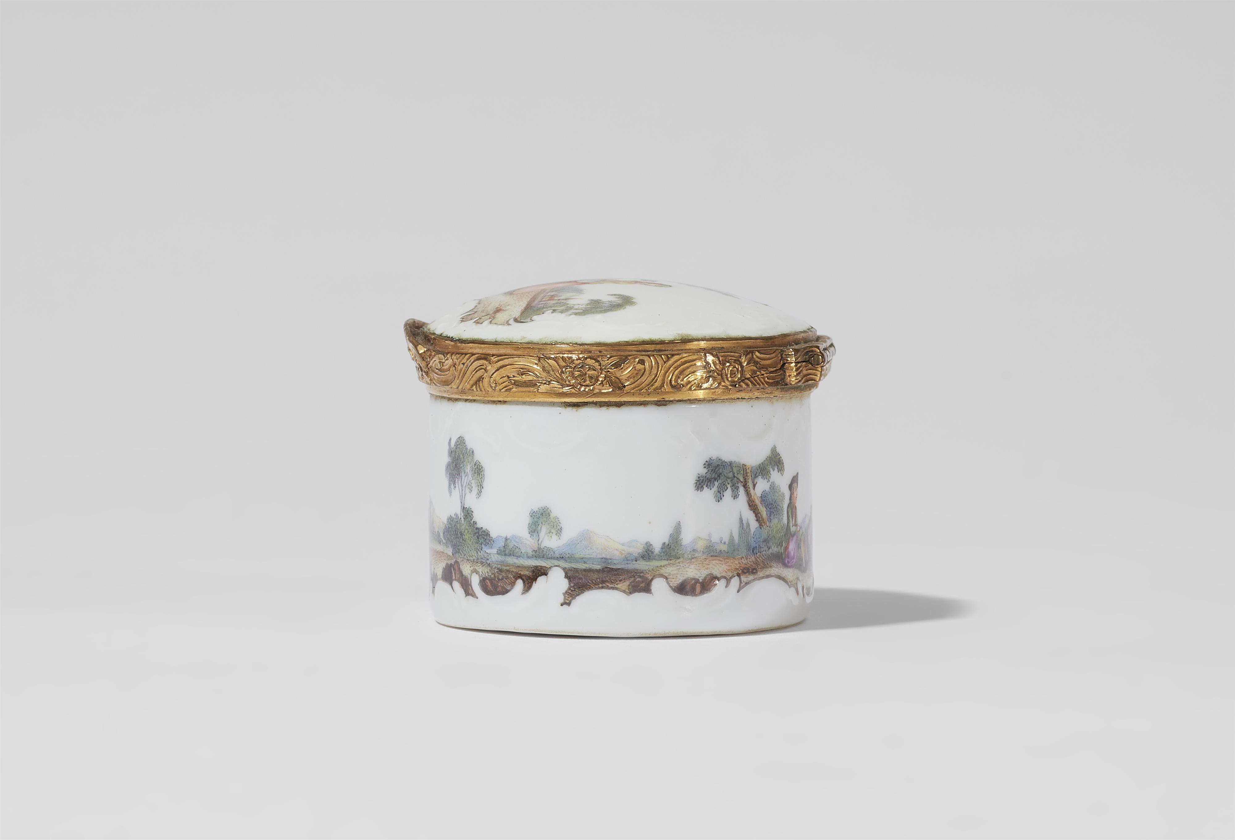 A porcelain snuff box with scenes in the manner of Watteau - image-8