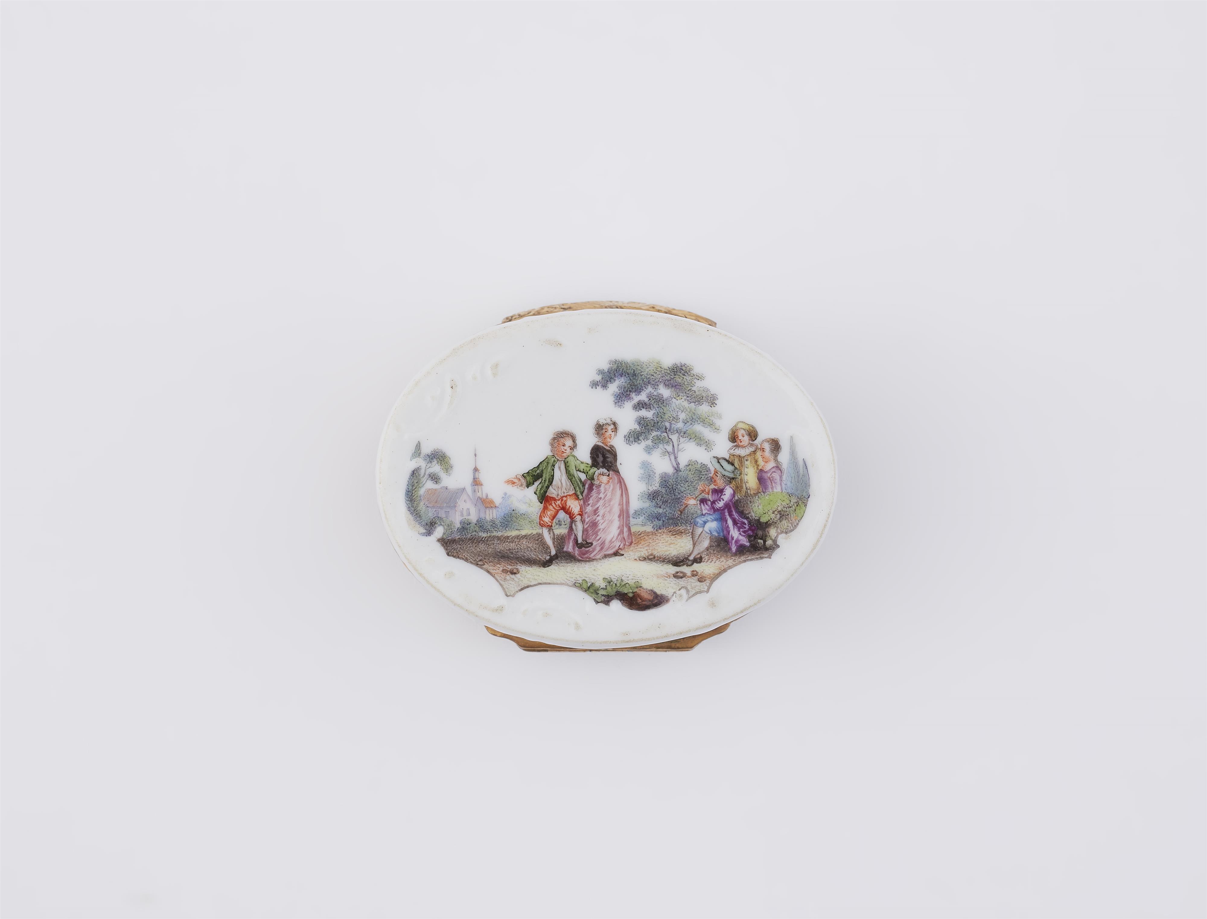 A porcelain snuff box with scenes in the manner of Watteau - image-9