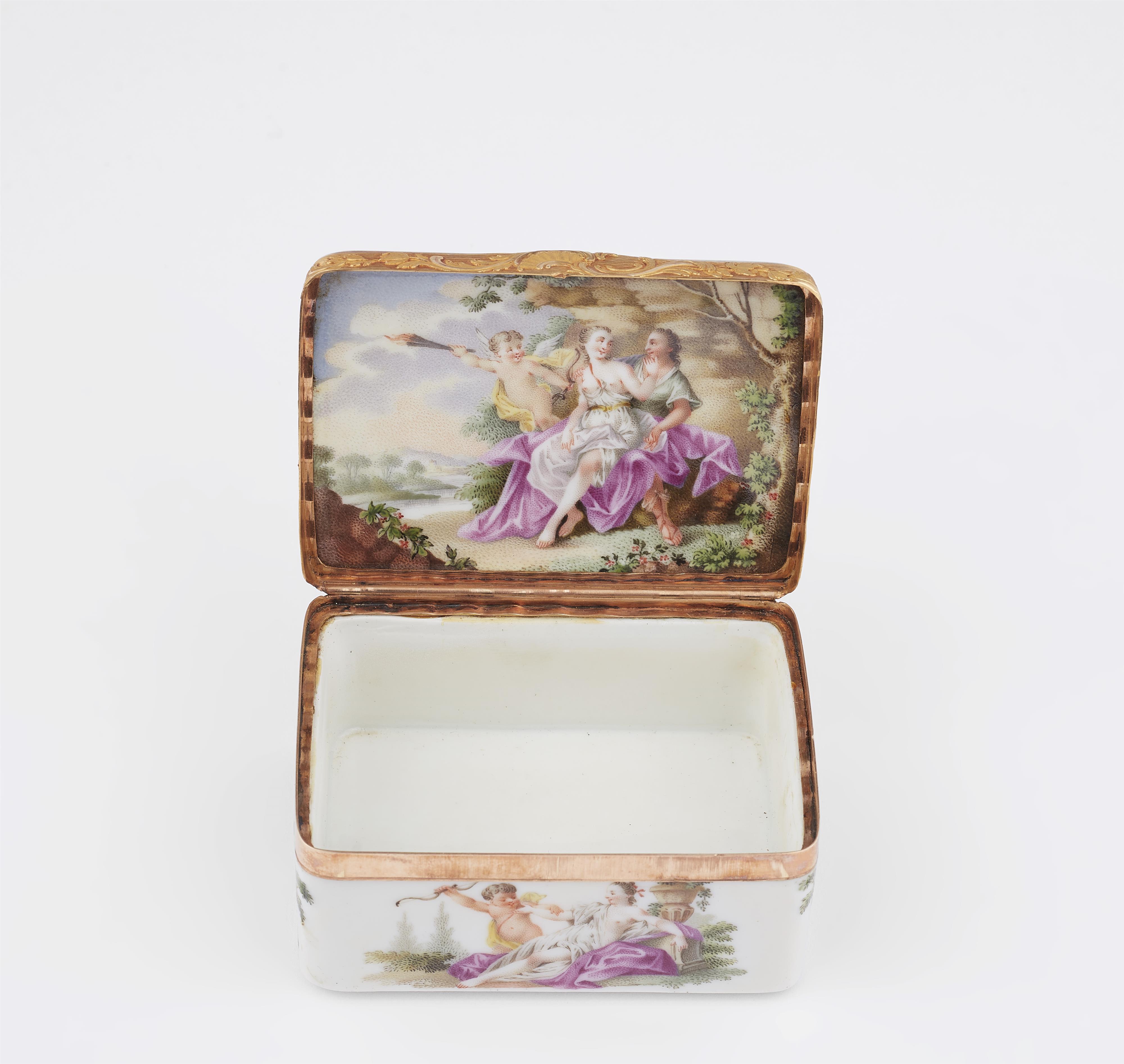 A porcelain snuff box with allegories of love - image-2