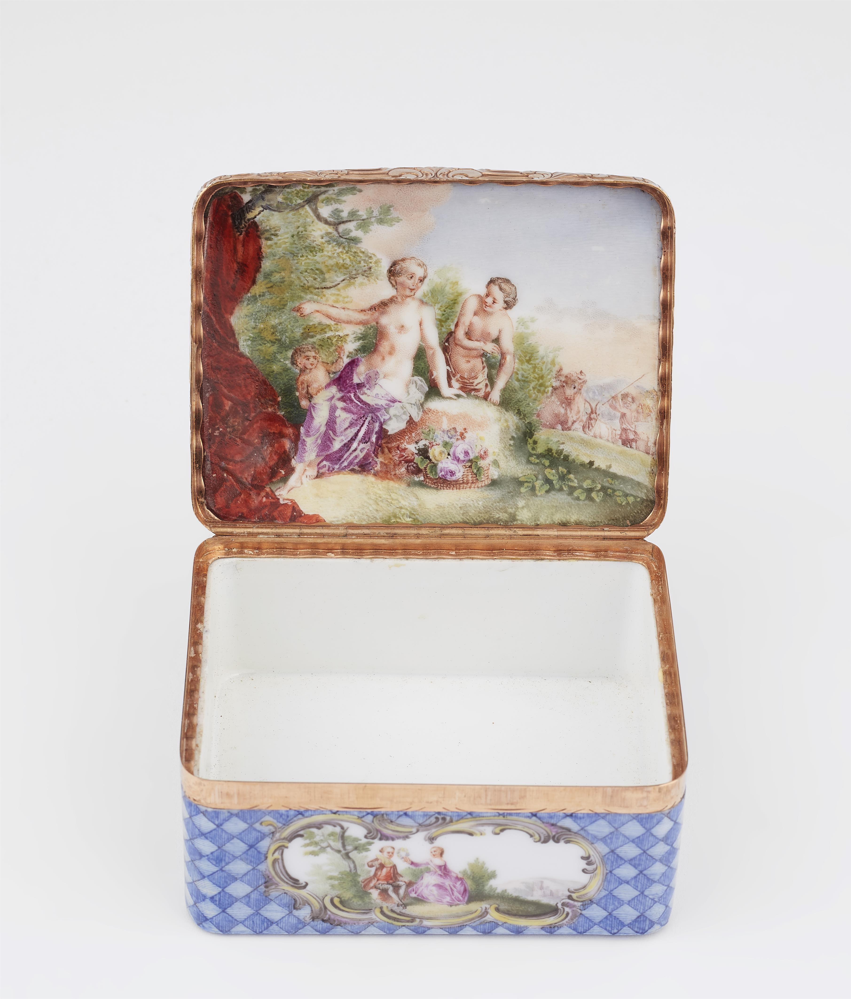 A porcelain snuff box with elegant couples and a depiction of Venus - image-2