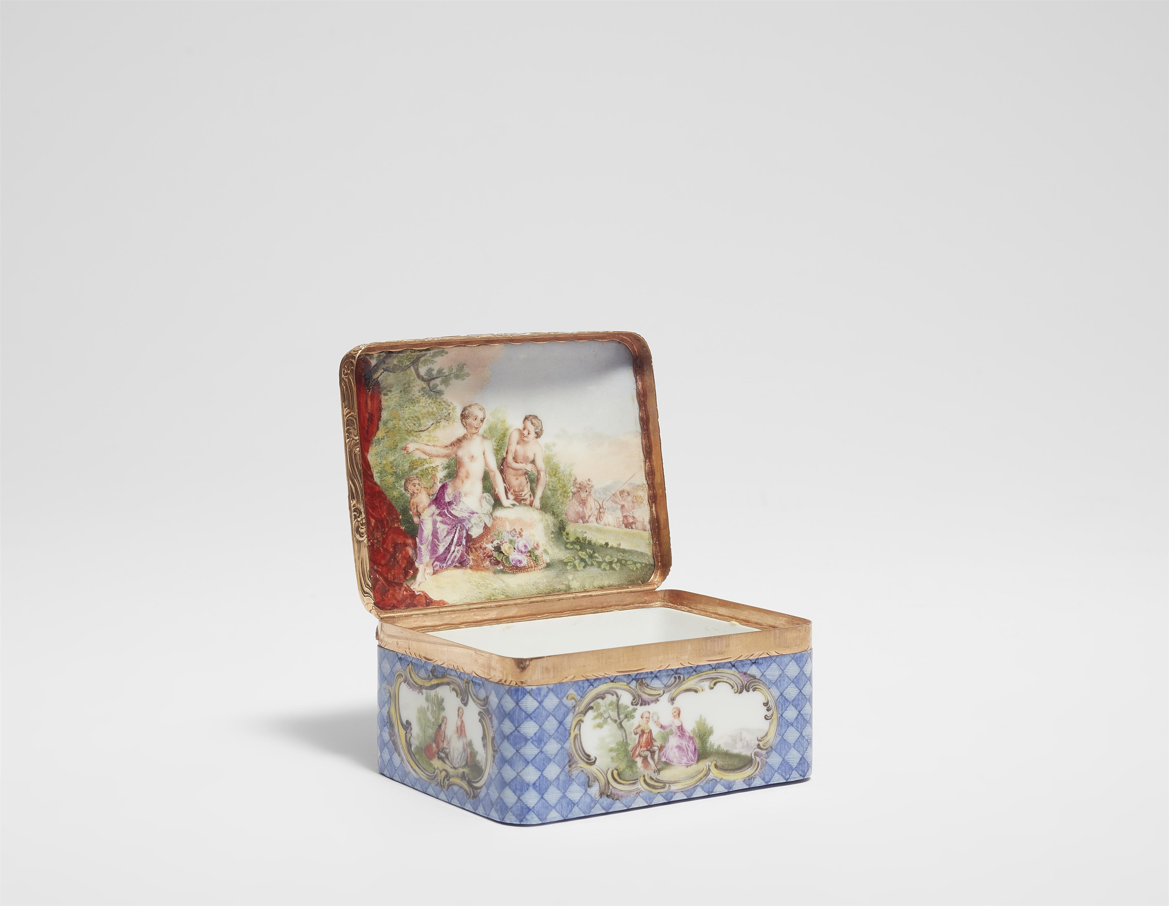 A porcelain snuff box with elegant couples and a depiction of Venus - image-3