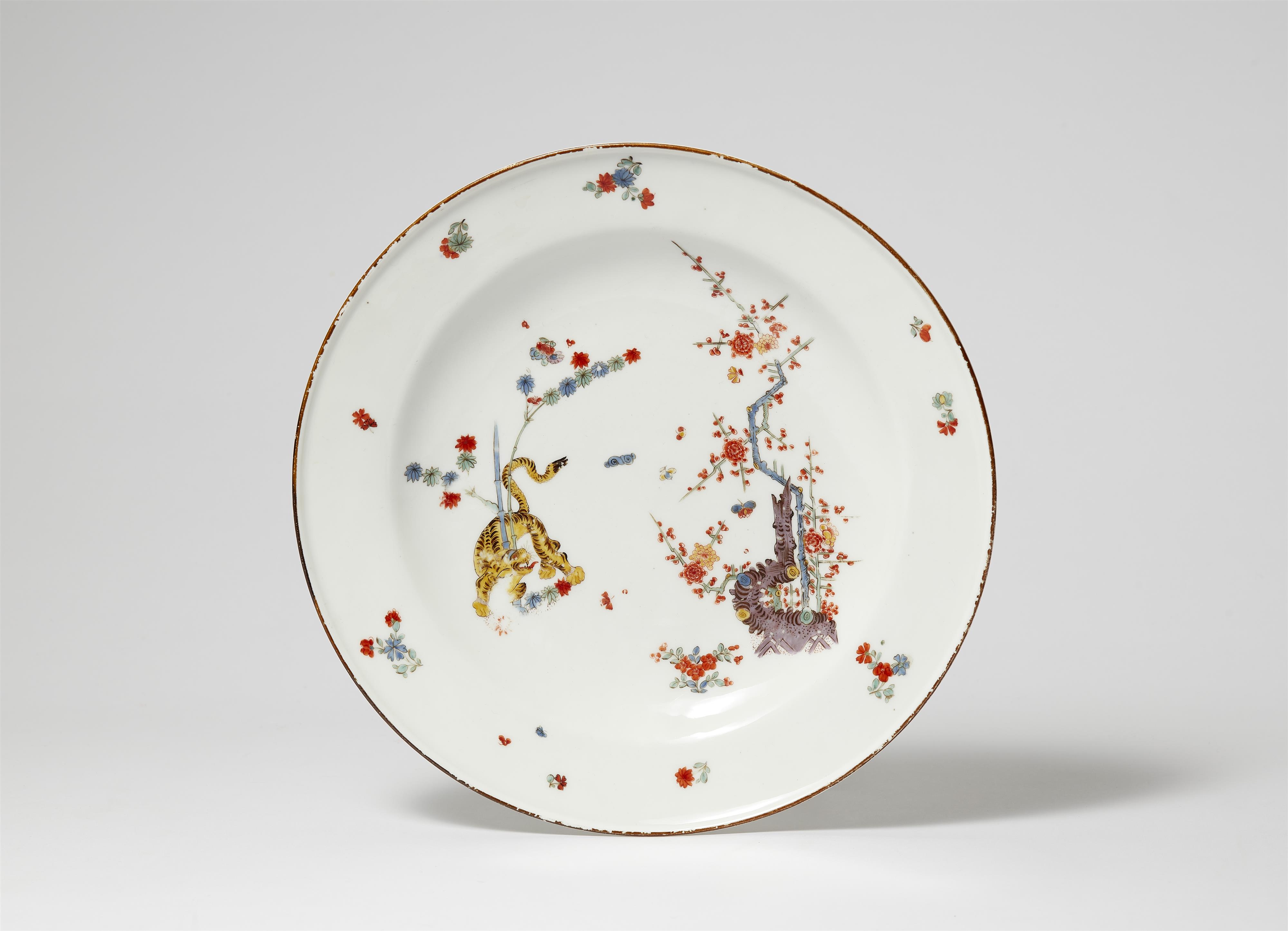 A Meissen porcelain plate with "yellow lion" decor - image-1