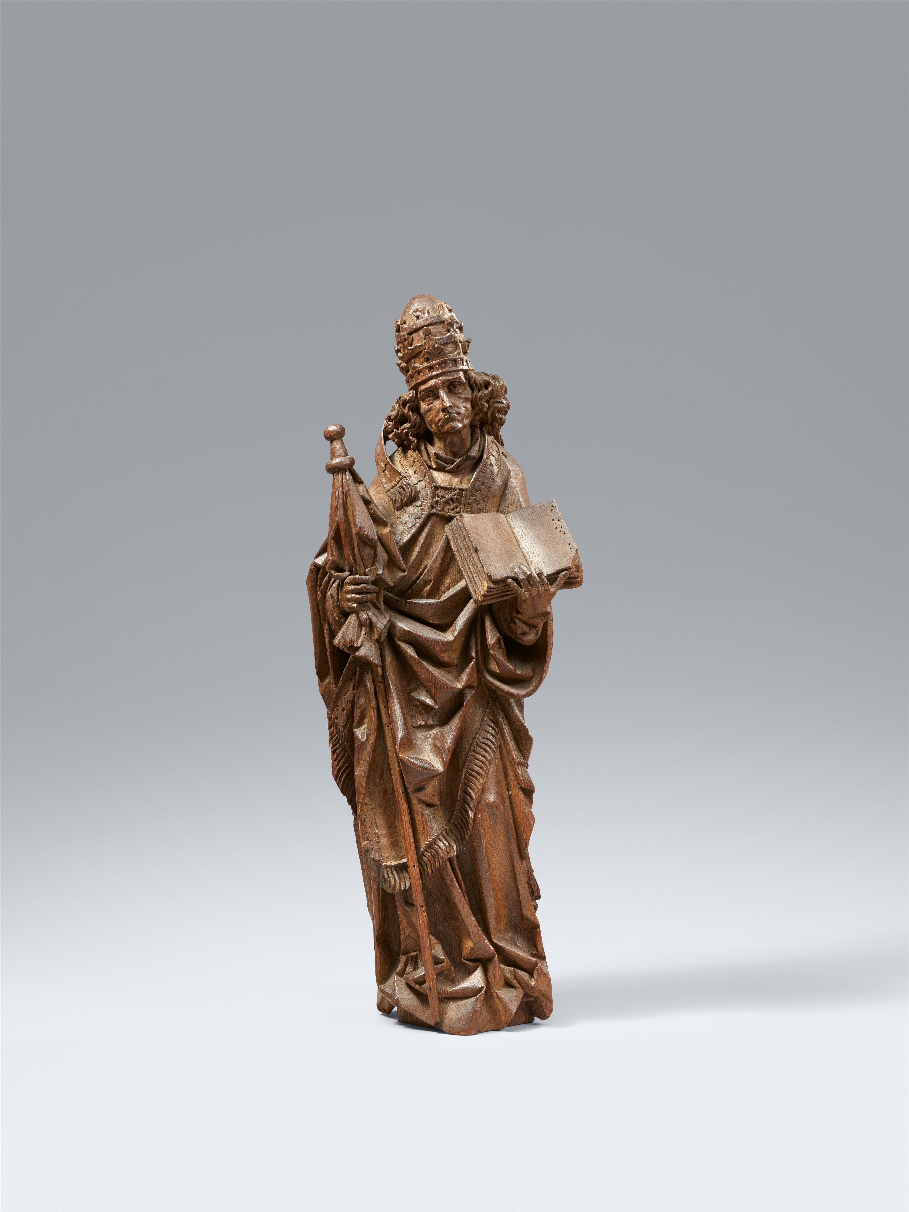 Flemish 1. half 16th century - A Flemish carved wood figure of a Pope saint, first half 16th century - image-1