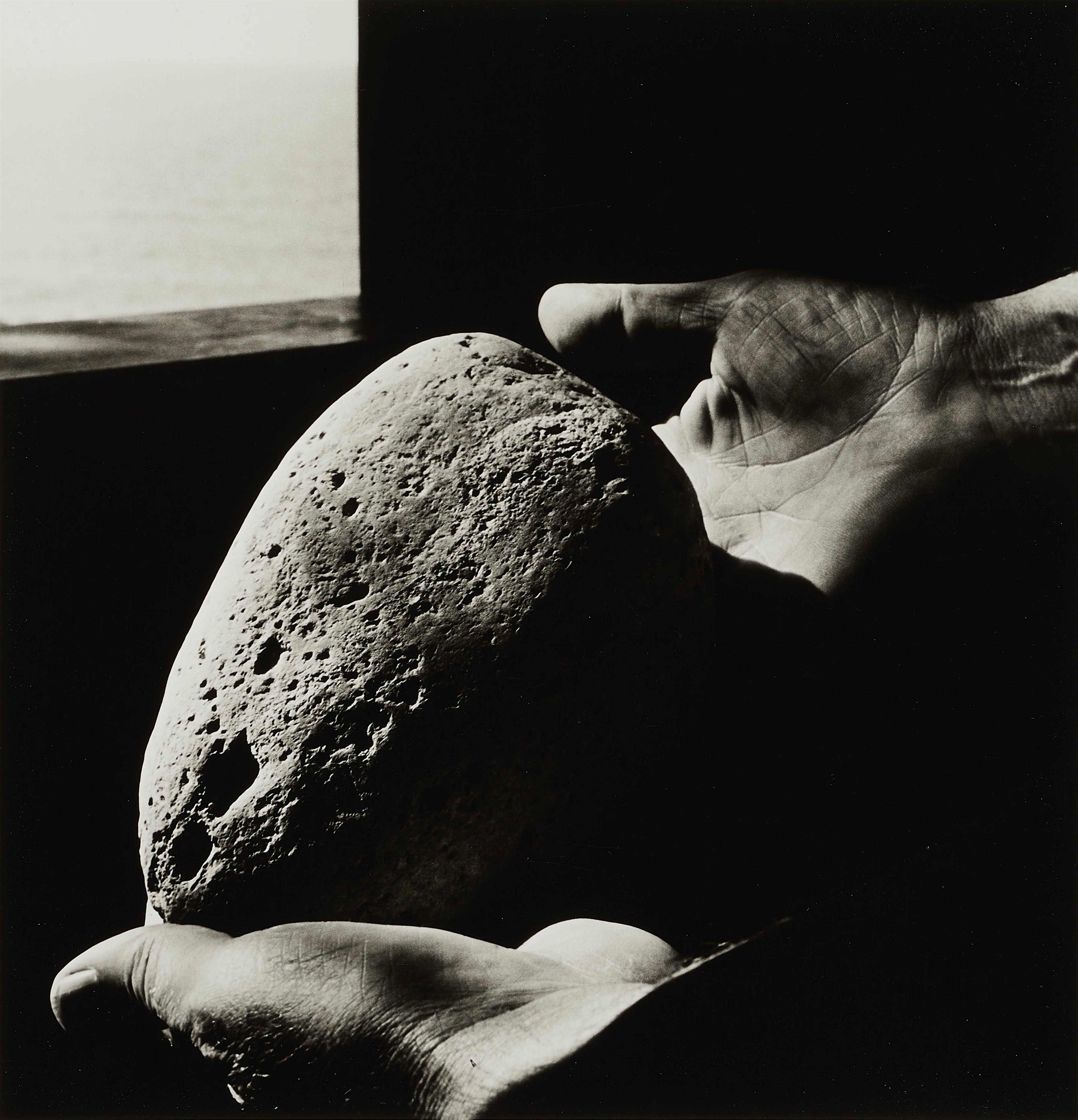 Lucien Hervé - Les mains de Le Corbusier avec un galet, Cap Martin-Roquebrune - image-1
