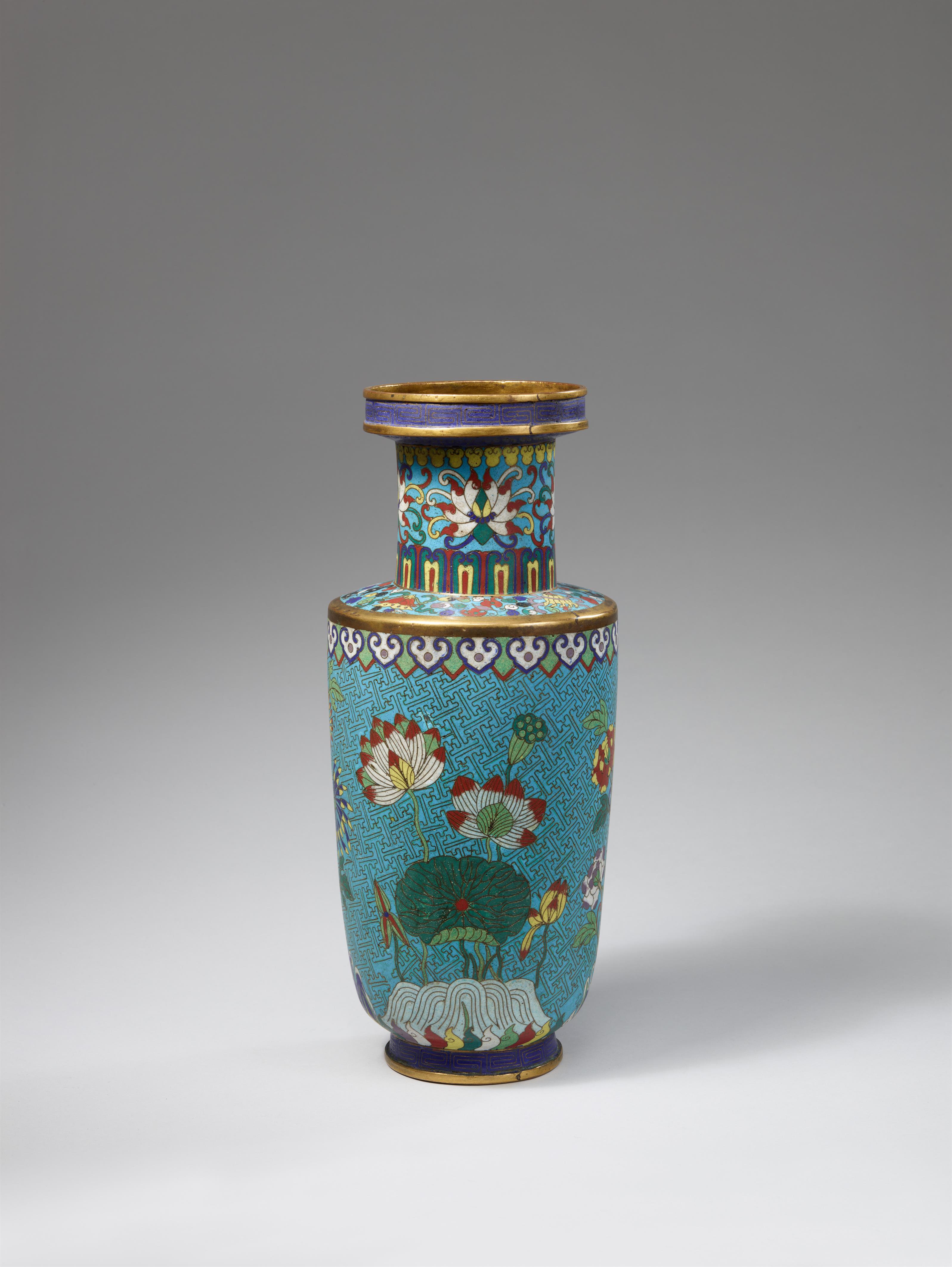 A large cloisonné enamel rouleau vase. Early 19th century - image-4