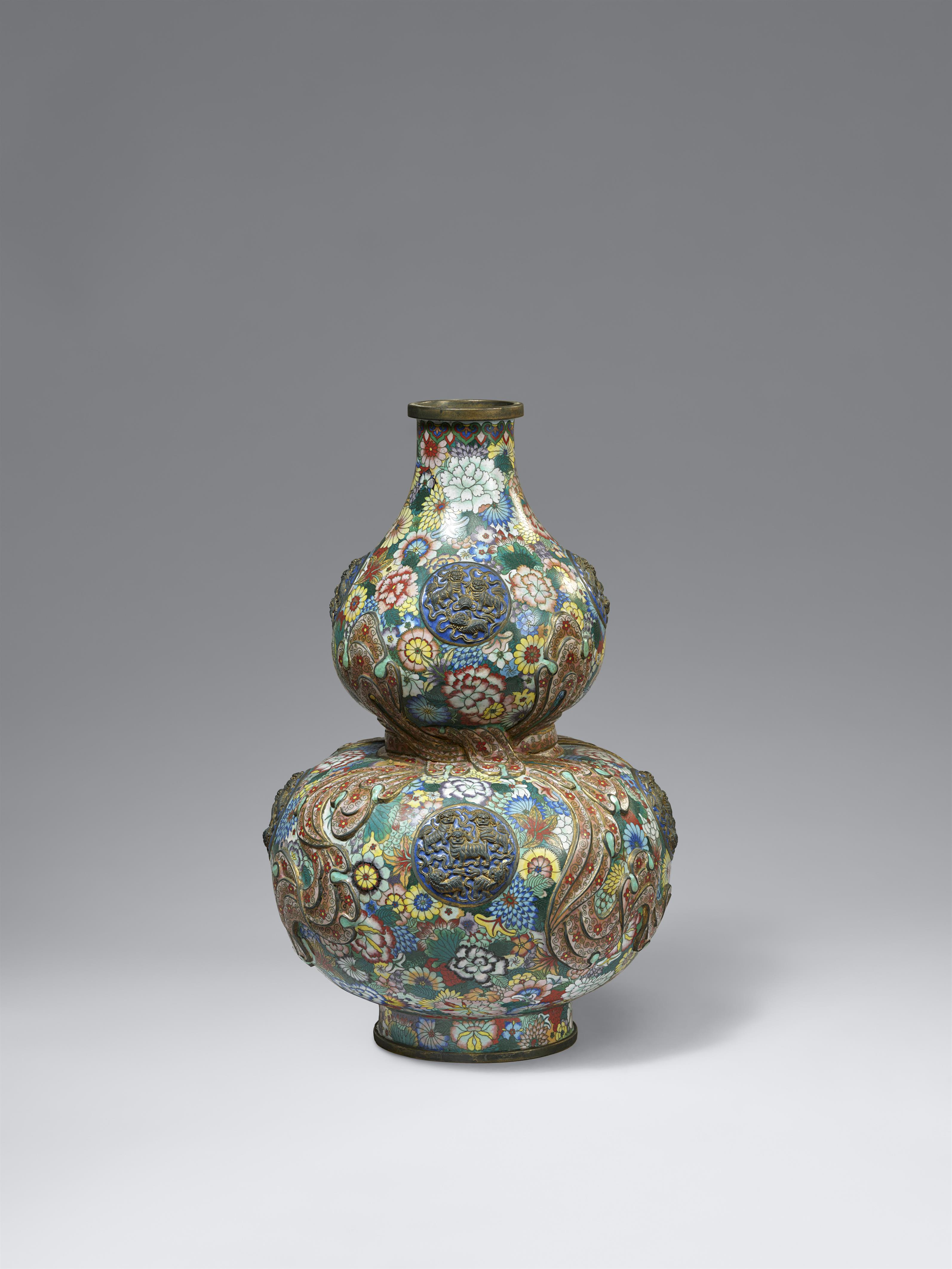 A cloisonné enamel double gourd vase. 19th century - image-1